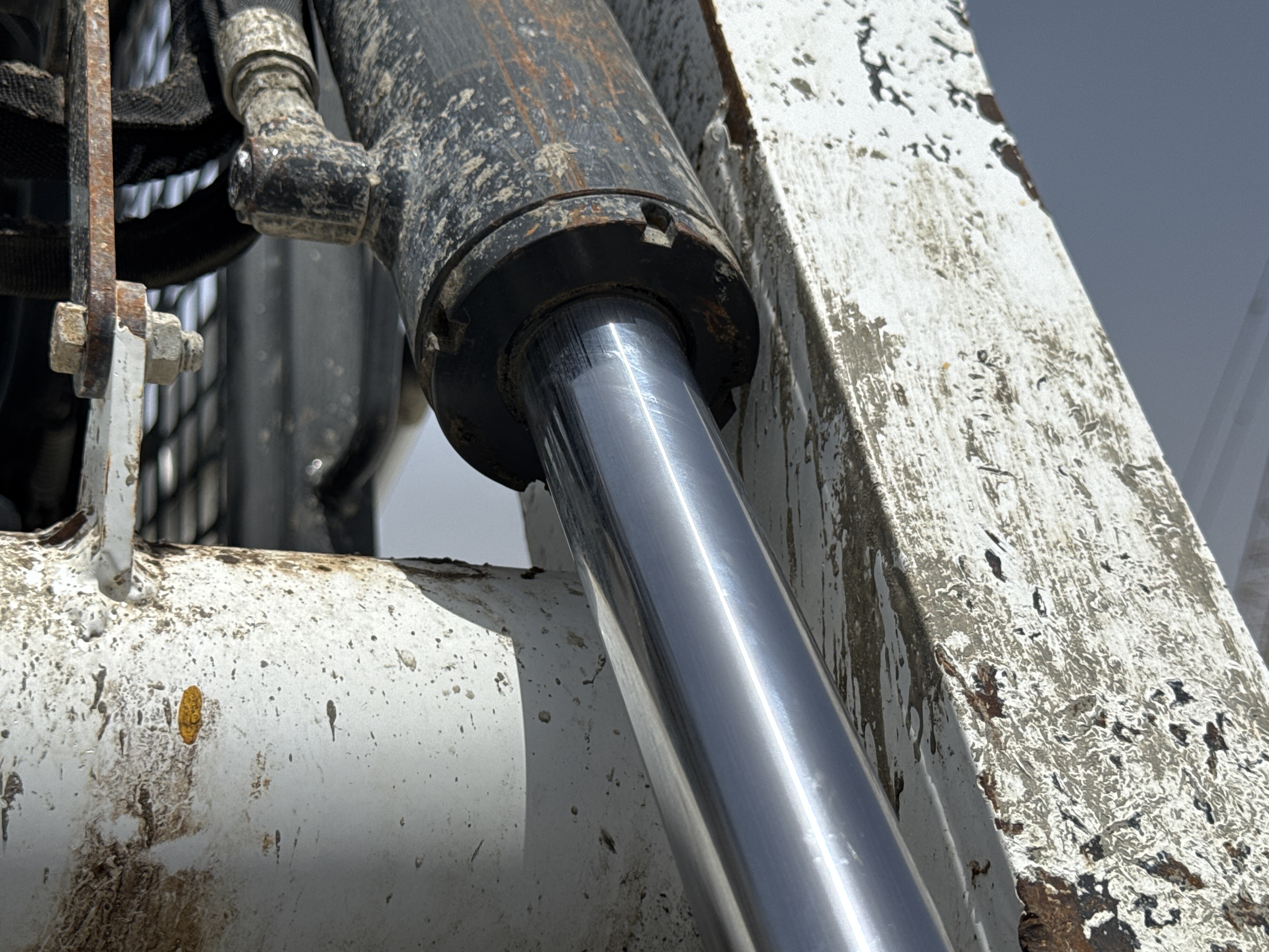 SSL-008-Bobcat-S510-skid-steer-loader-inspection-hydraulics-bucket-tilt-cylinders-3