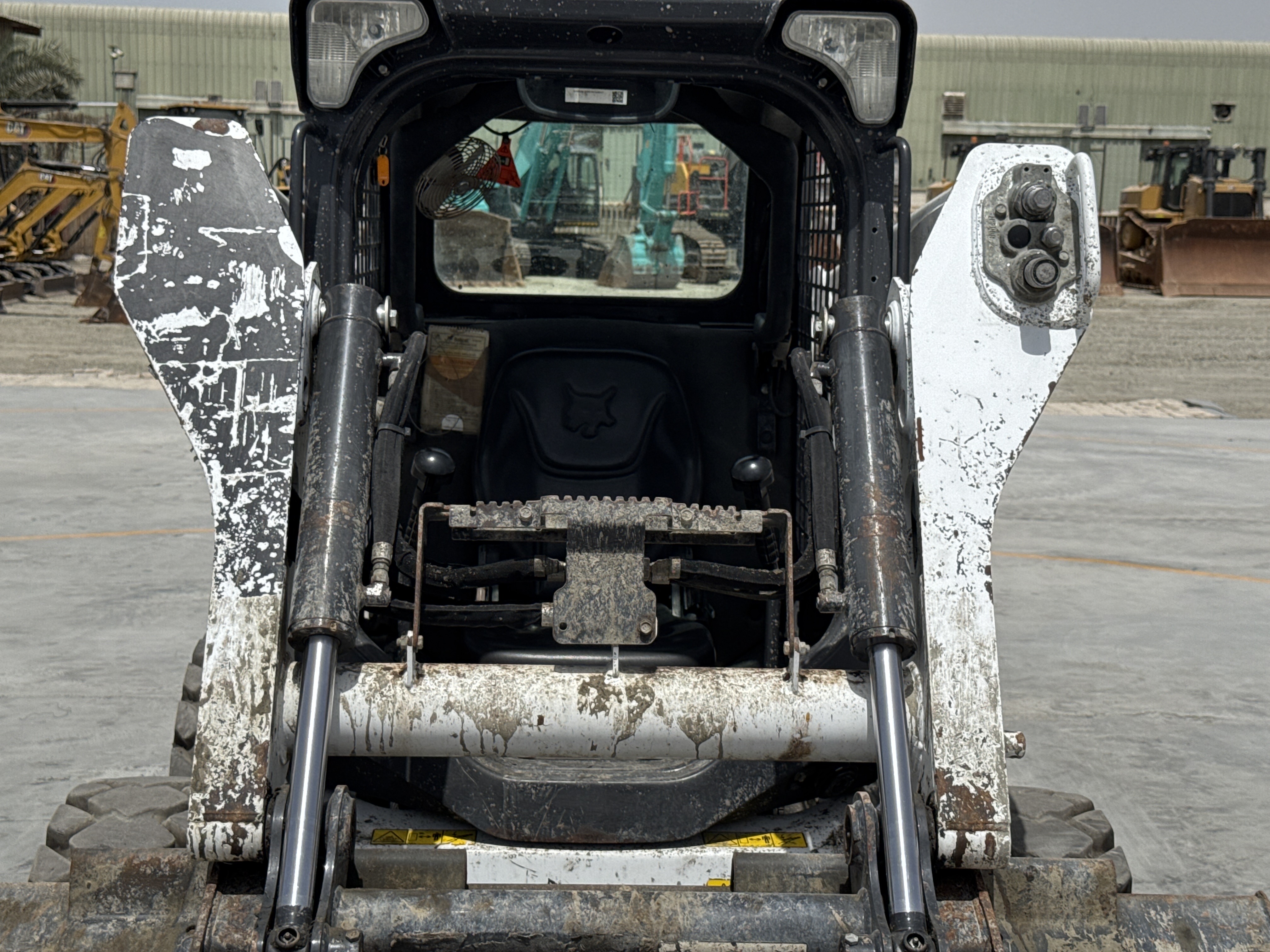 SSL-008-Bobcat-S510-skid-steer-loader-inspection-hydraulics-lift-arm-2