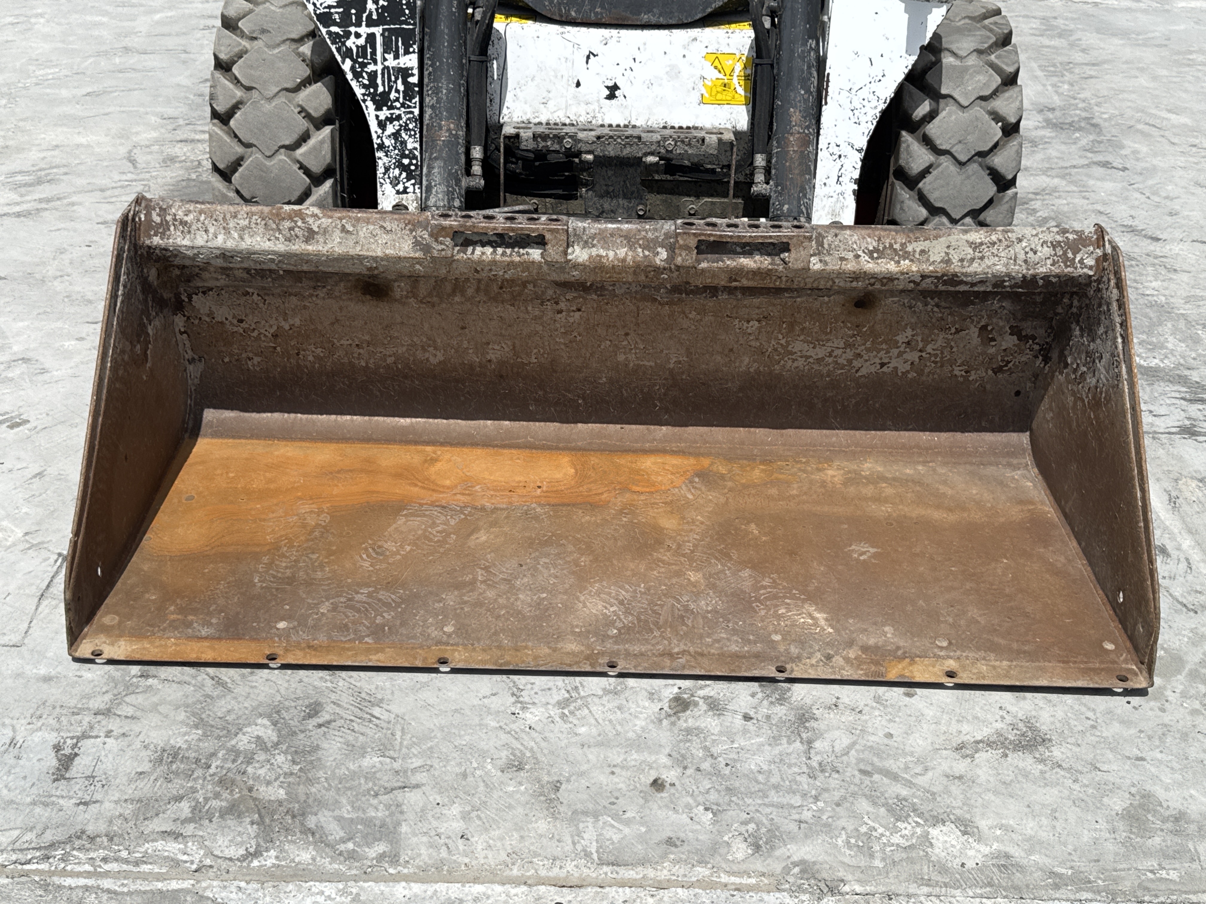 SSL-008-Bobcat-S510-skid-steer-loader-inspection-attachments-loader-bucket-condition-1