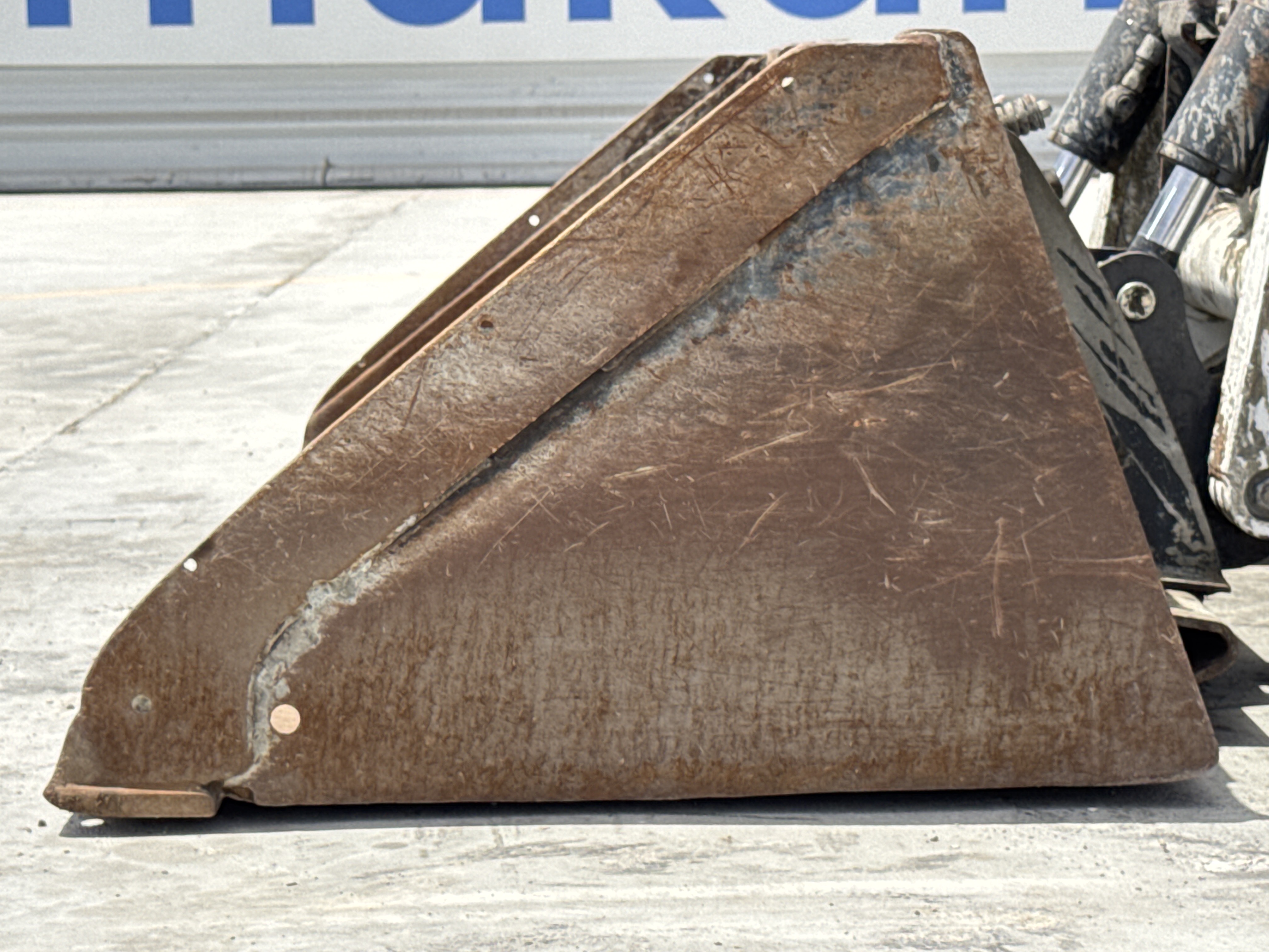 SSL-008-Bobcat-S510-skid-steer-loader-inspection-attachments-loader-bucket-condition-2