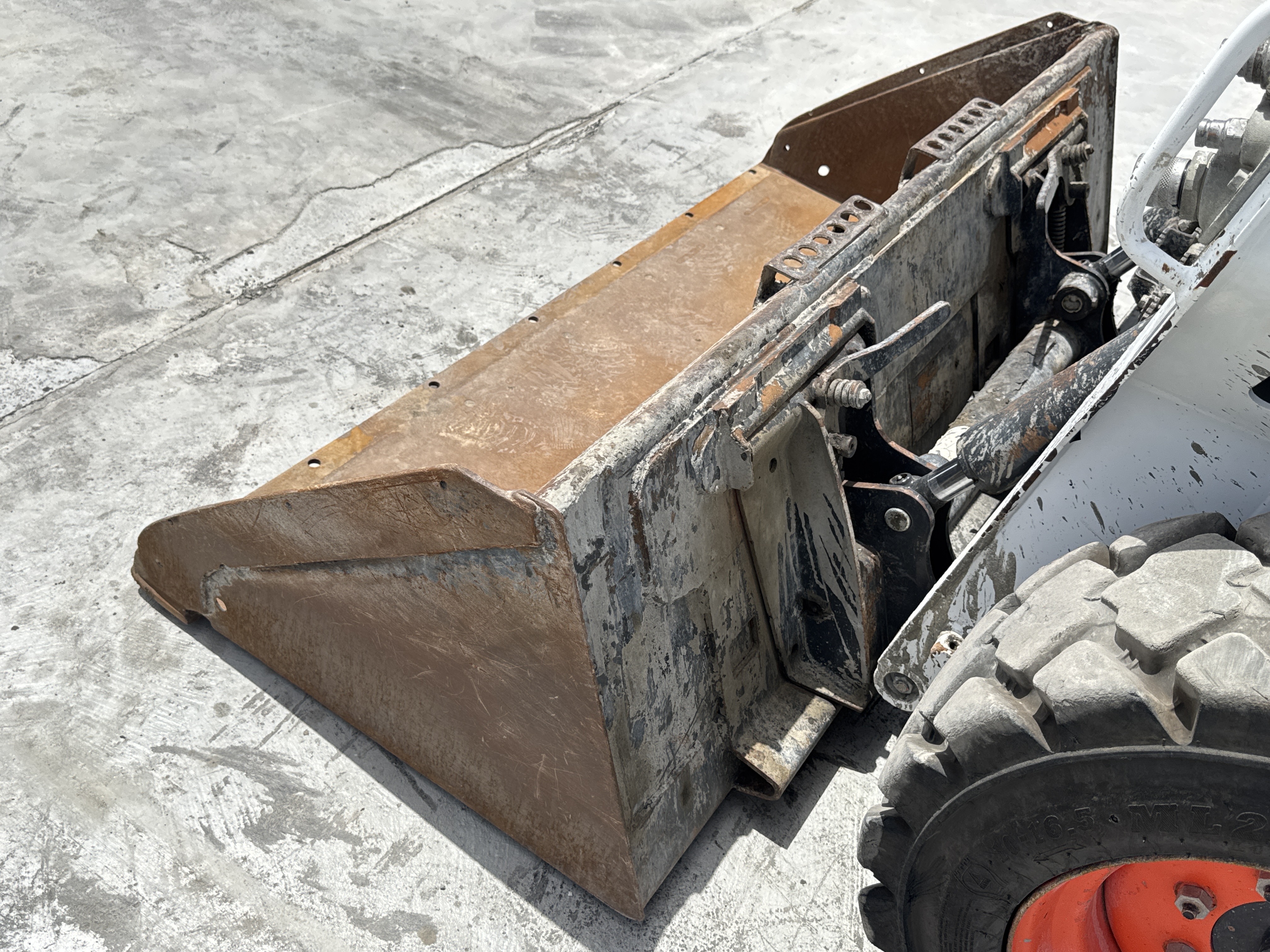 SSL-008-Bobcat-S510-skid-steer-loader-inspection-attachments-loader-bucket-condition-3