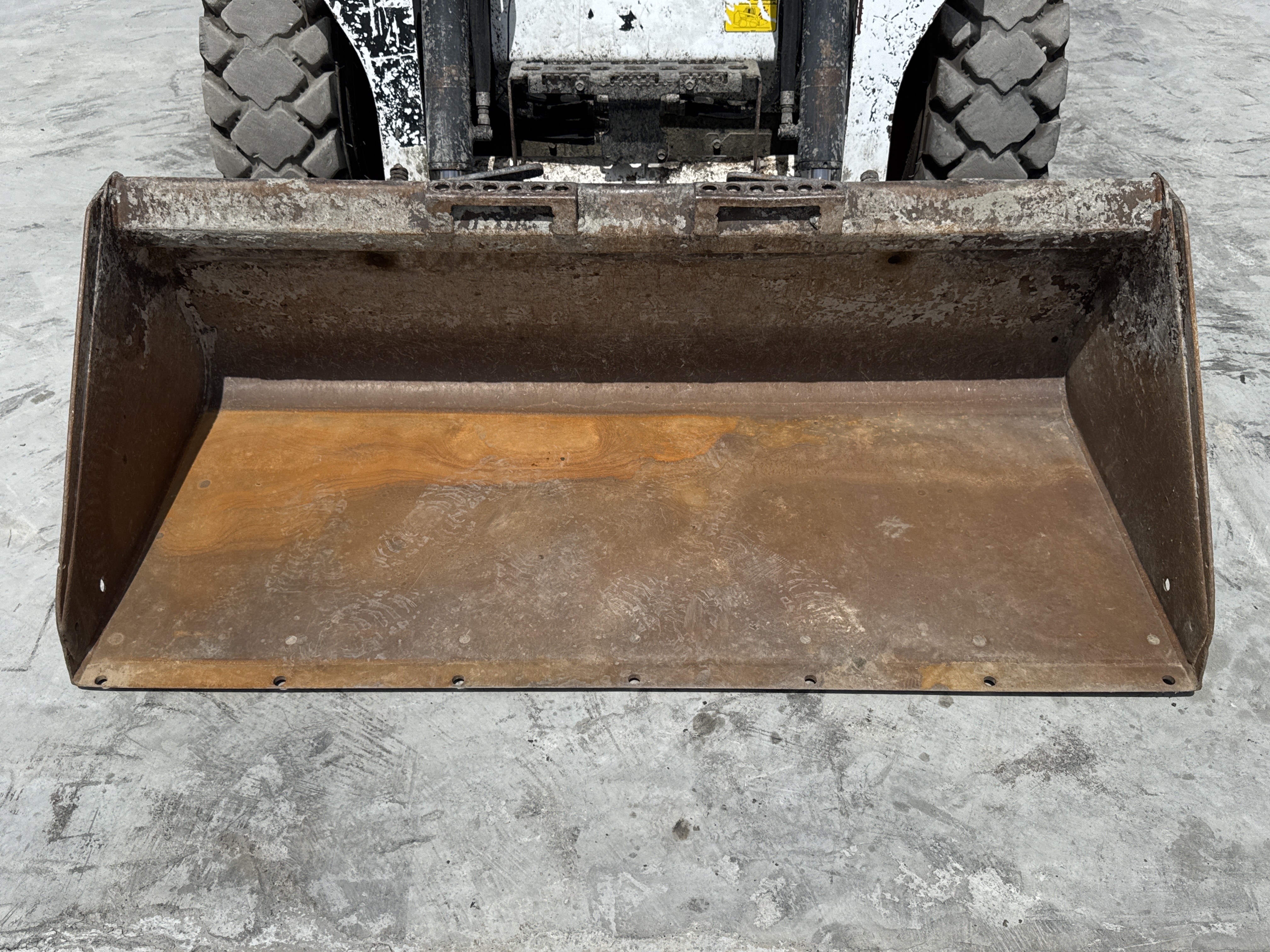 SSL-008-Bobcat-S510-skid-steer-loader-inspection-attachments-loader-bucket-cutting-edge-teeth-1