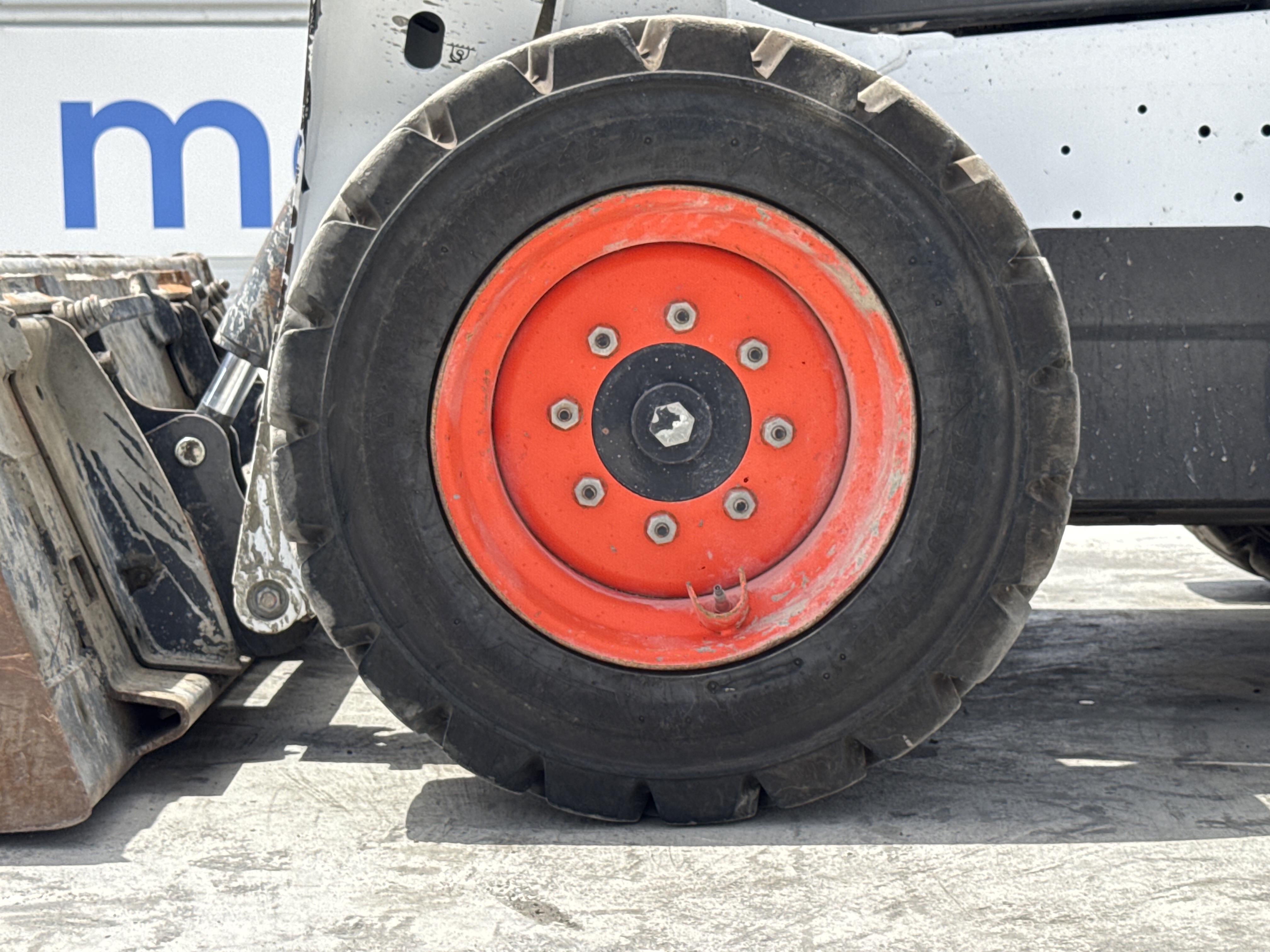 SSL-008-Bobcat-S510-skid-steer-loader-inspection-chassis-left-front-tire-wheel-hub-condition-1