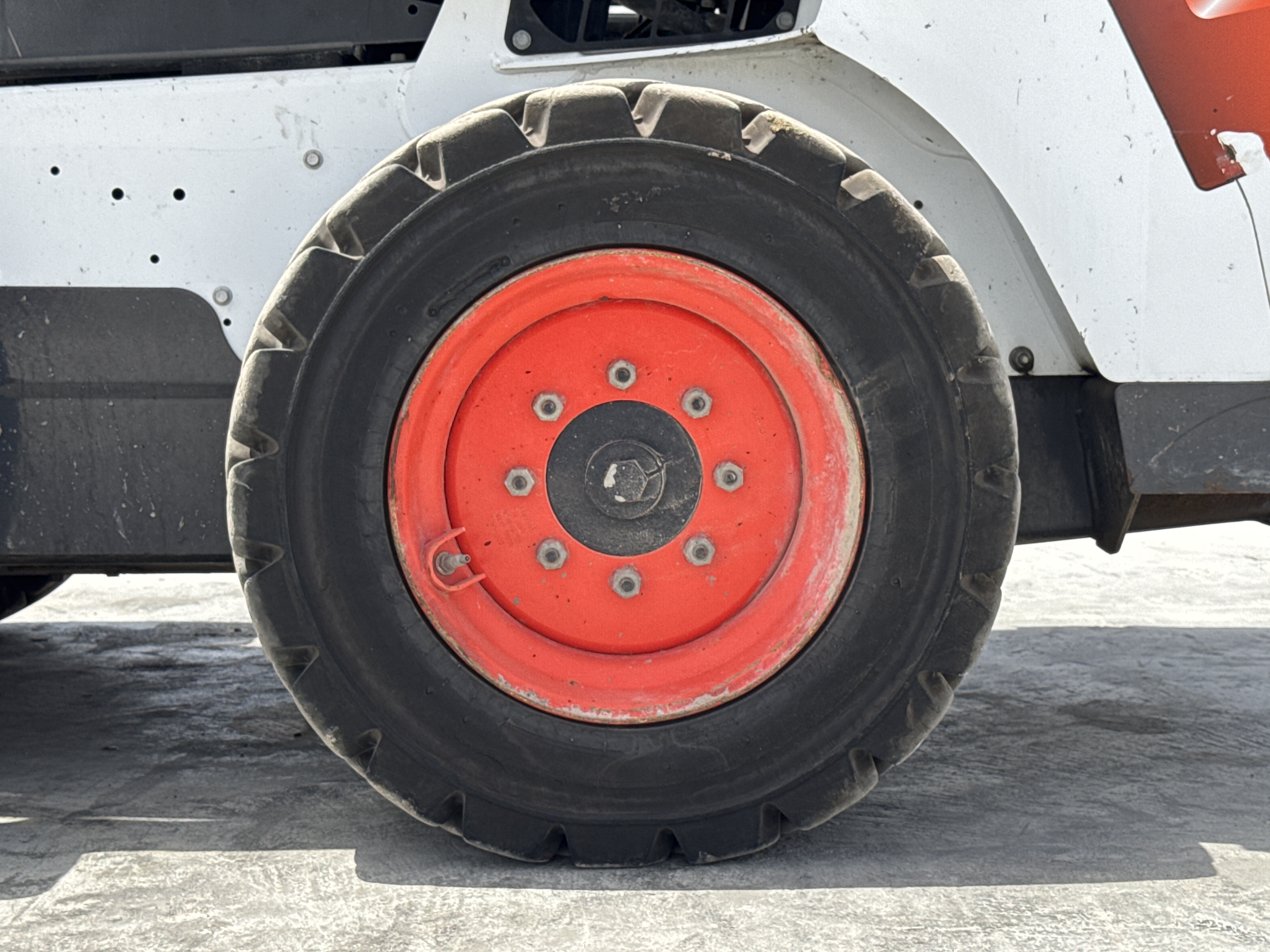 SSL-008-Bobcat-S510-skid-steer-loader-inspection-chassis-left-rear-tire-wheel-hub-condition-1