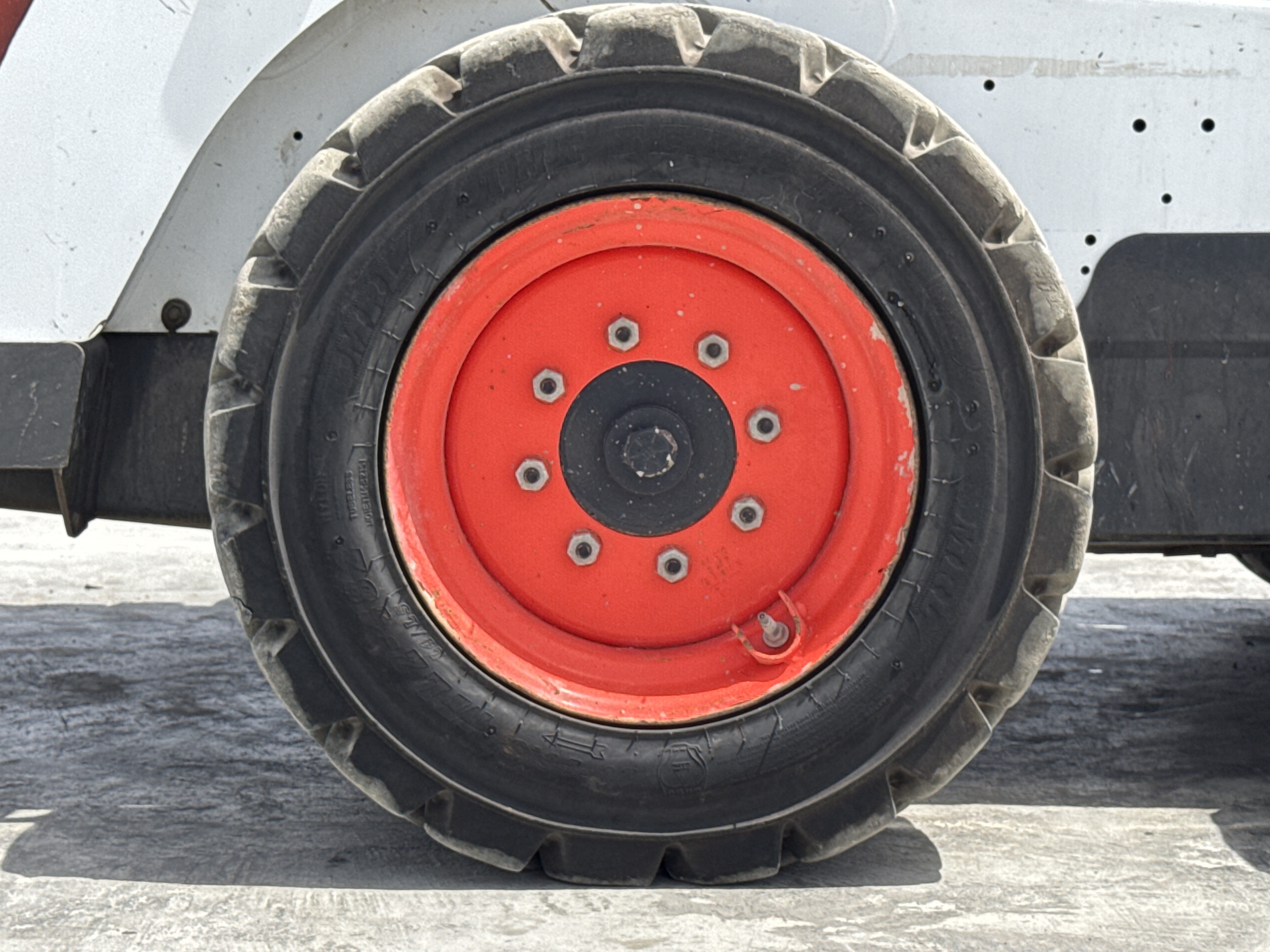 SSL-008-Bobcat-S510-skid-steer-loader-inspection-chassis-right-rear-tire-wheel-hub-condition-1