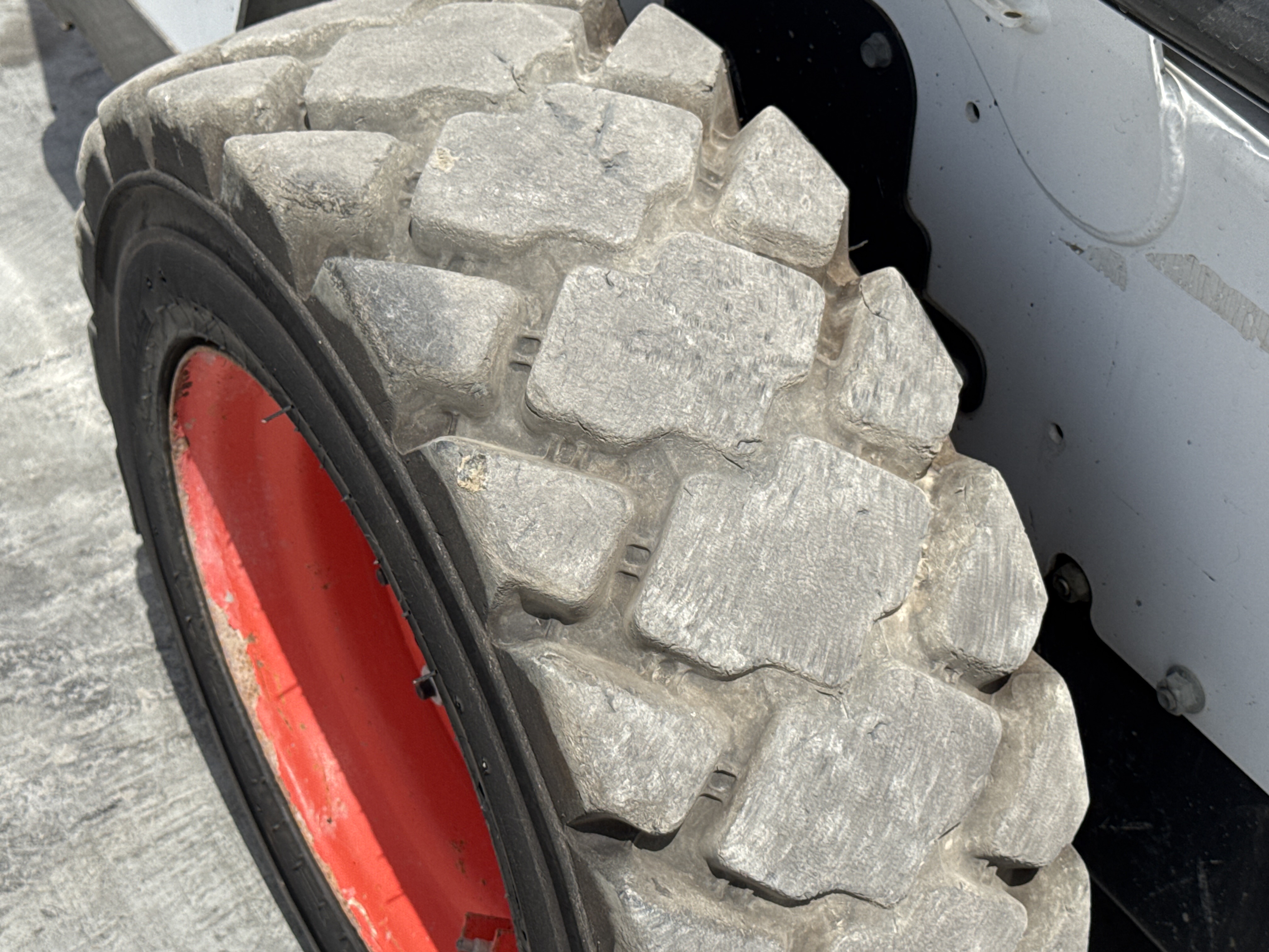 SSL-008-Bobcat-S510-skid-steer-loader-inspection-chassis-right-rear-tire-wheel-hub-condition-2
