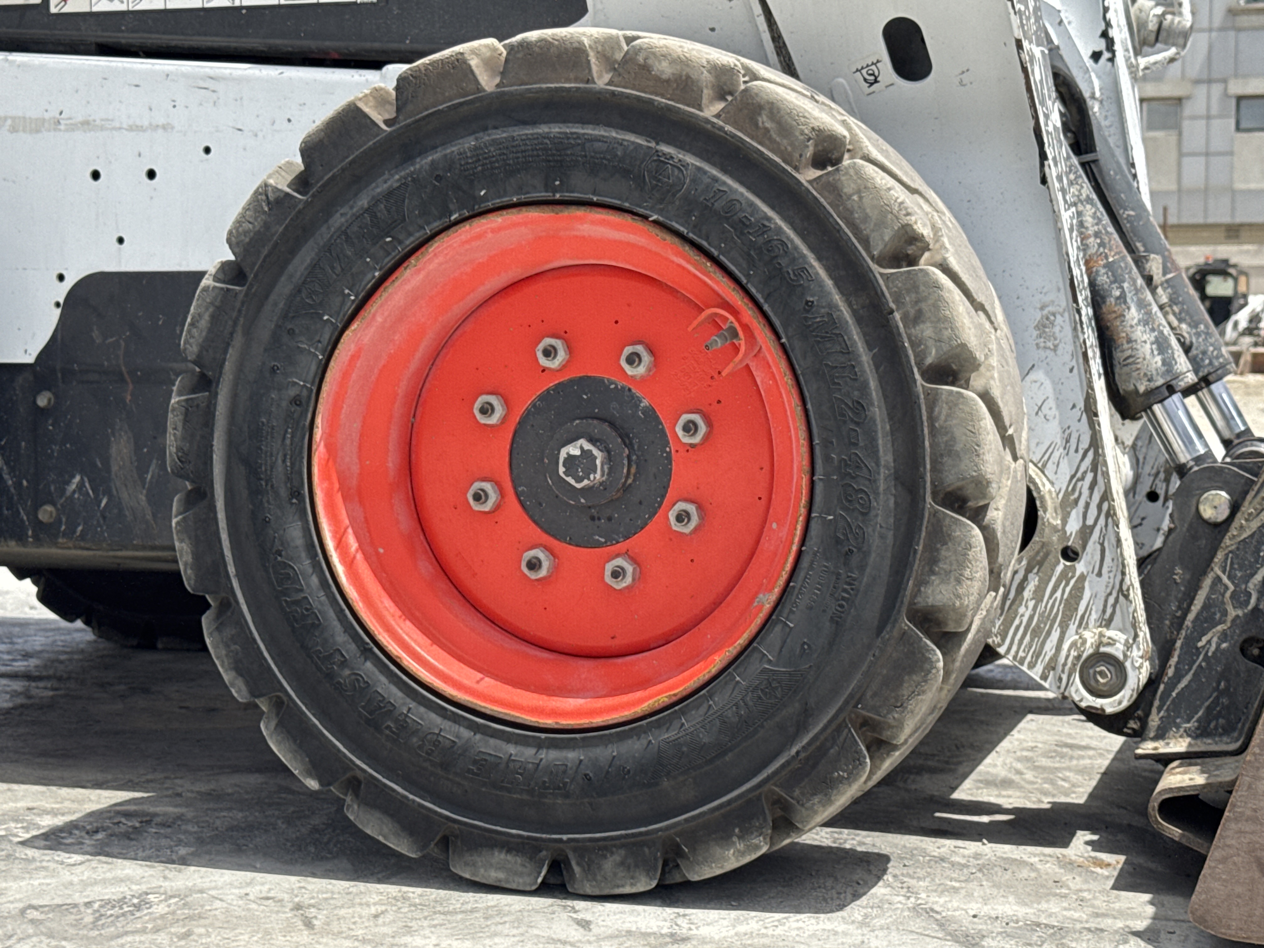 SSL-008-Bobcat-S510-skid-steer-loader-inspection-chassis-right-front-tire-wheel-hub-condition-1
