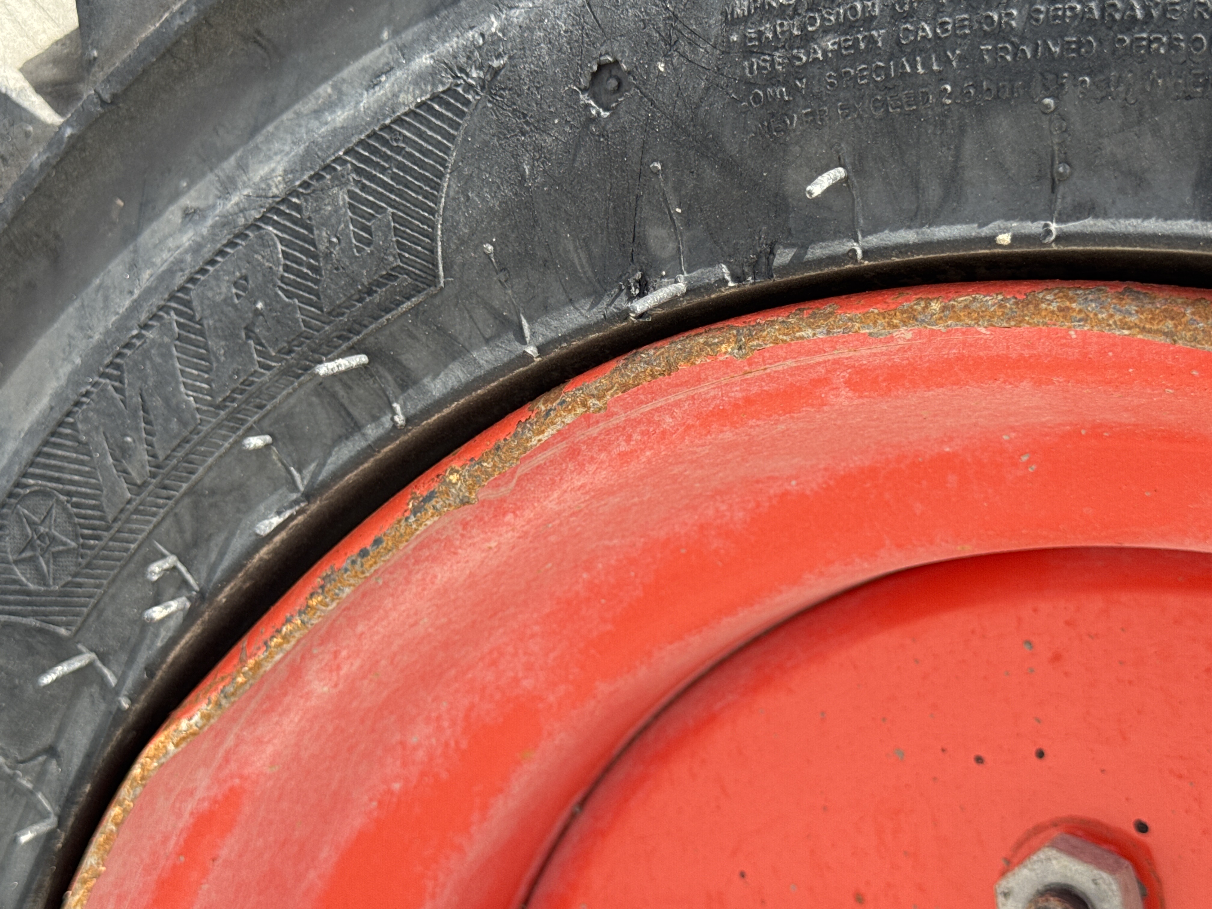 SSL-008-Bobcat-S510-skid-steer-loader-inspection-chassis-right-front-tire-wheel-hub-condition-2