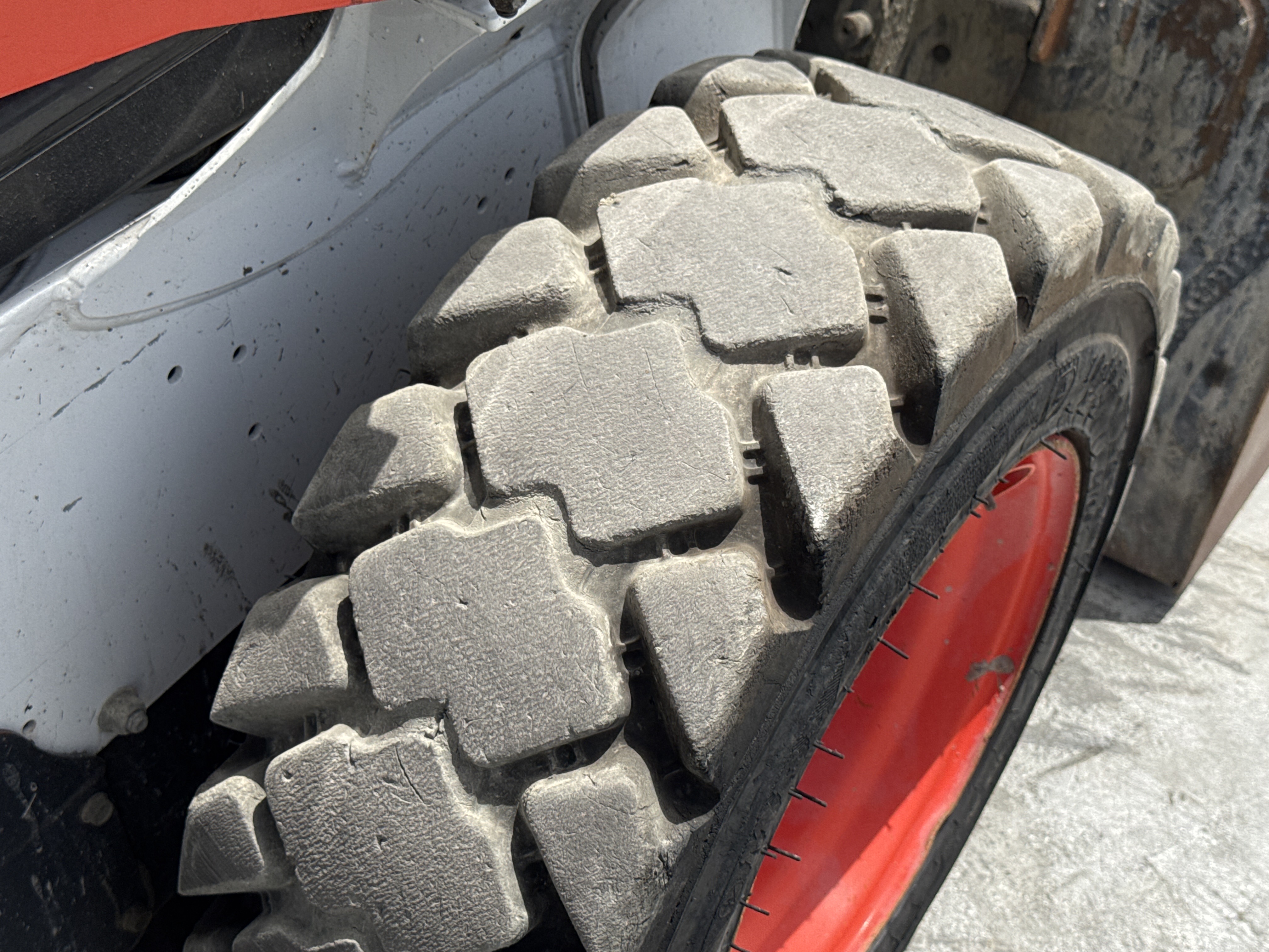 SSL-008-Bobcat-S510-skid-steer-loader-inspection-chassis-right-front-tire-wheel-hub-condition-3
