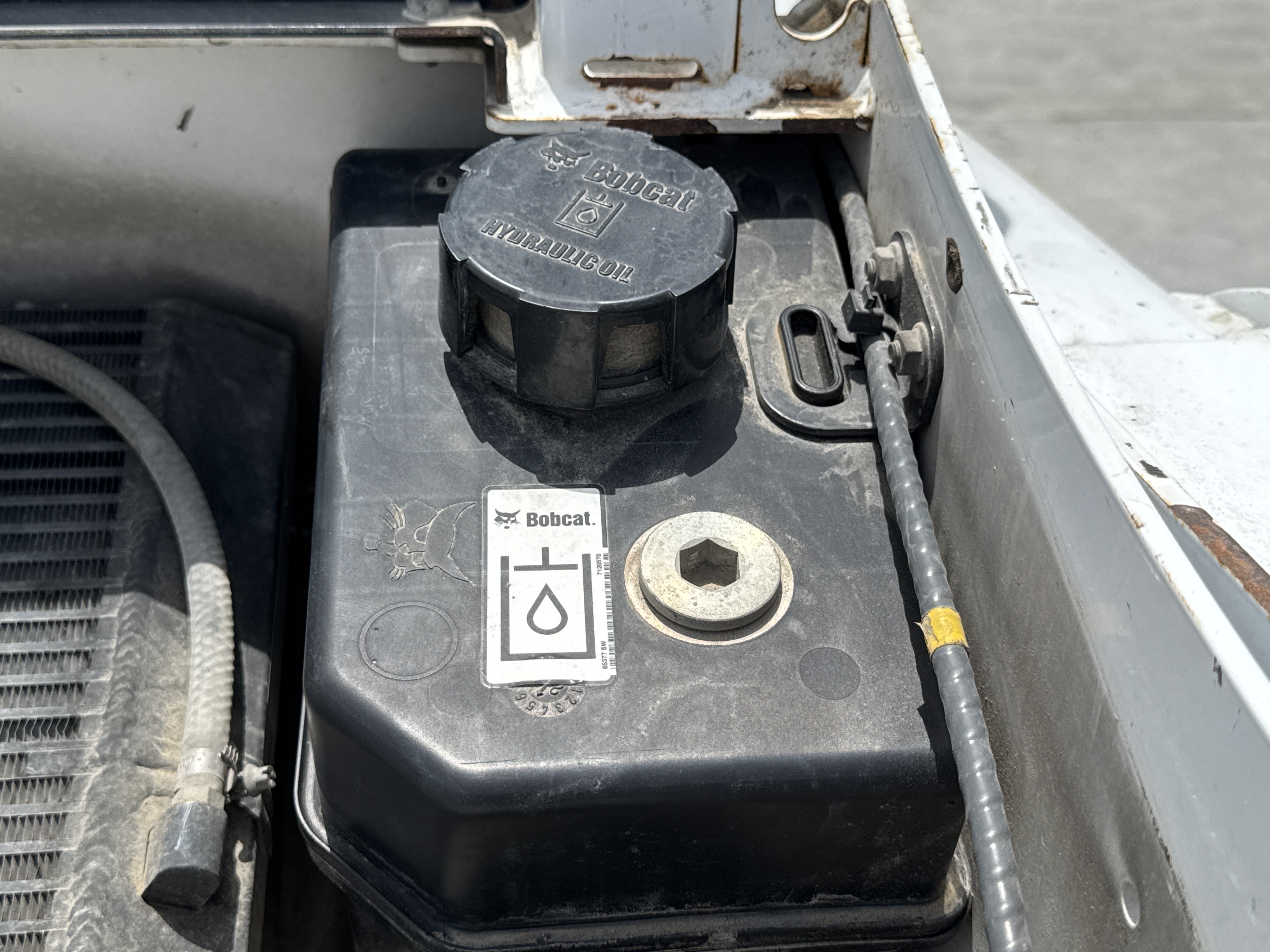 SSL-007-Bobcat-S510-skid-steer-loader-inspection-hydraulics-hydraulic-tank-2