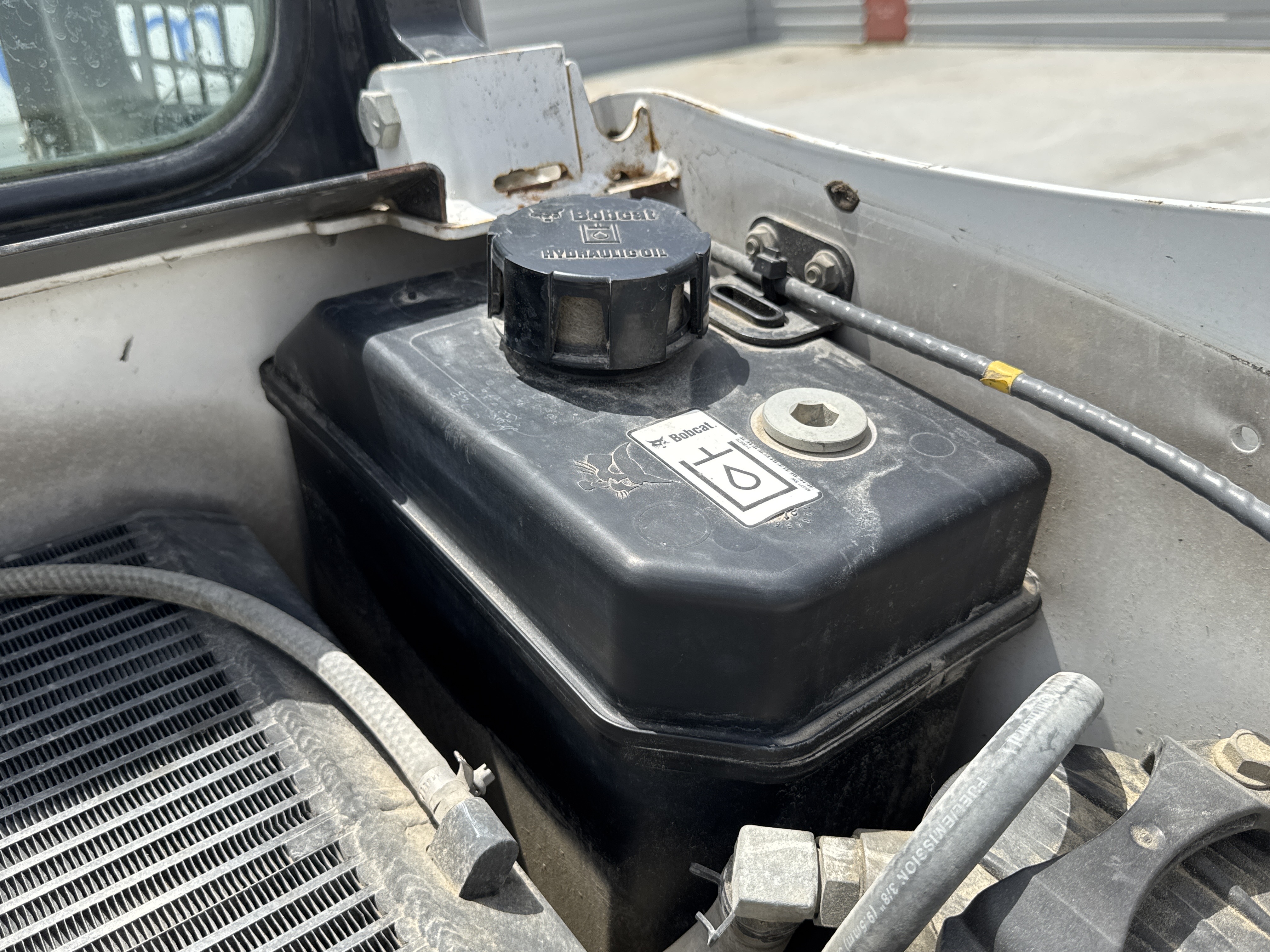SSL-007-Bobcat-S510-skid-steer-loader-inspection-hydraulics-hydraulic-tank-3