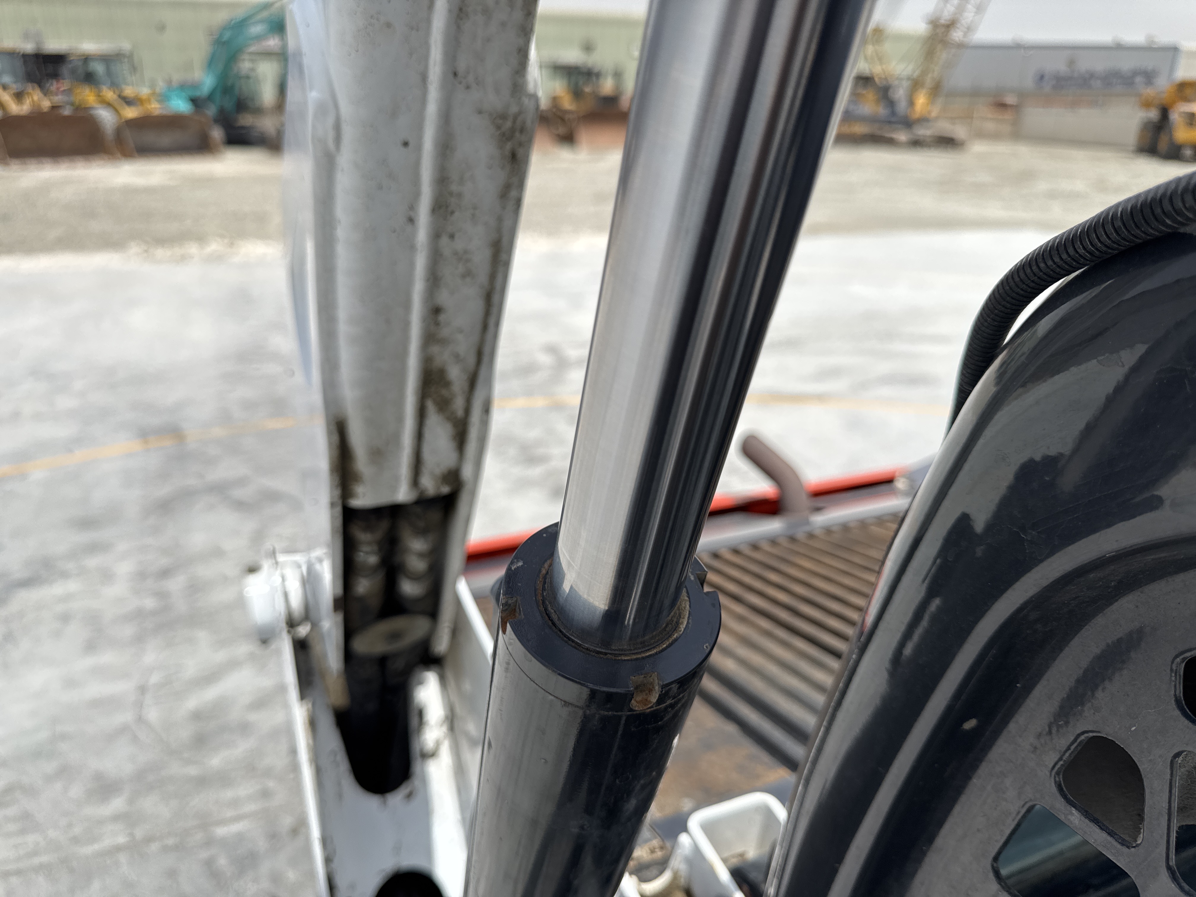 SSL-007-Bobcat-S510-skid-steer-loader-inspection-hydraulics-loader-lift-cylinder-1