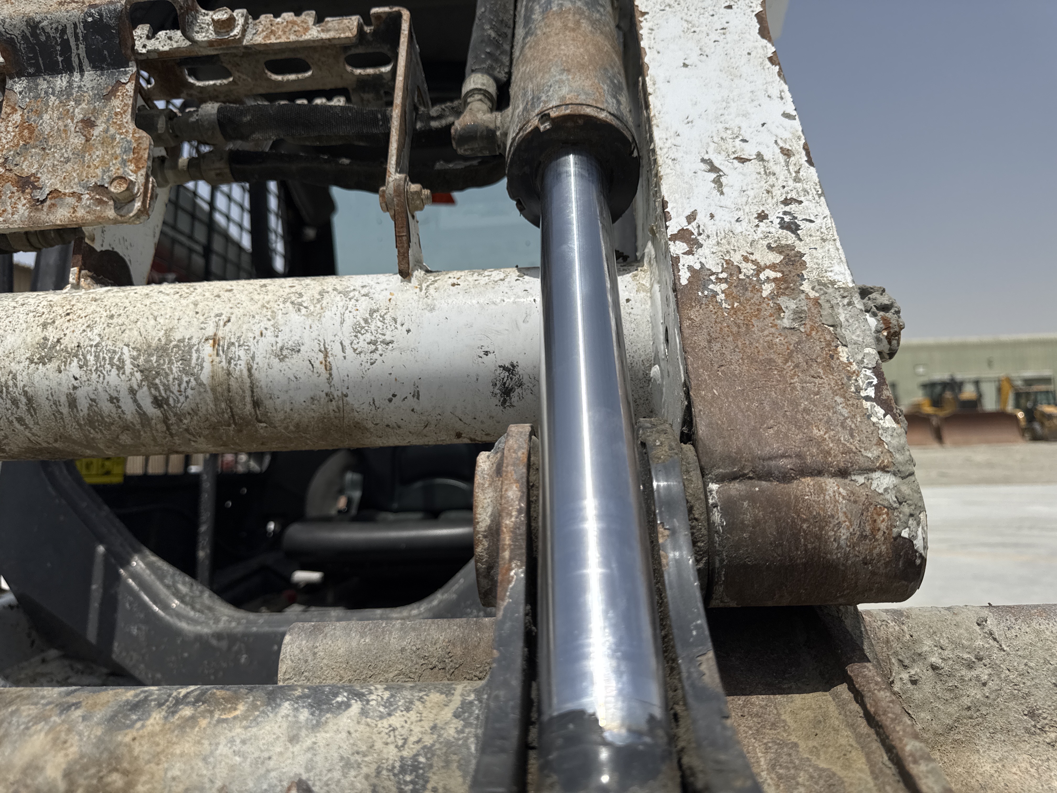SSL-007-Bobcat-S510-skid-steer-loader-inspection-hydraulics-bucket-tilt-cylinders-1