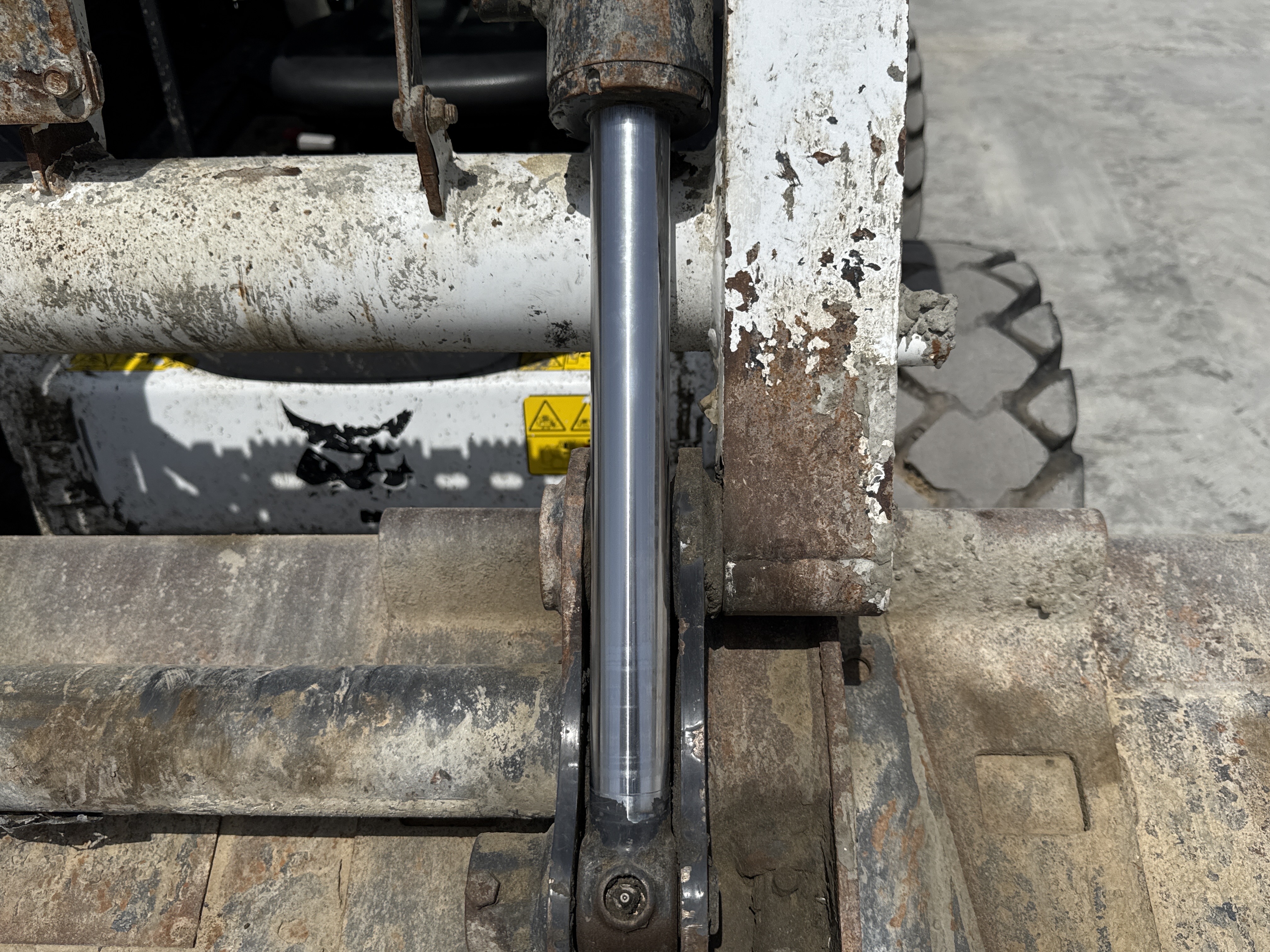 SSL-007-Bobcat-S510-skid-steer-loader-inspection-hydraulics-bucket-tilt-cylinders-2