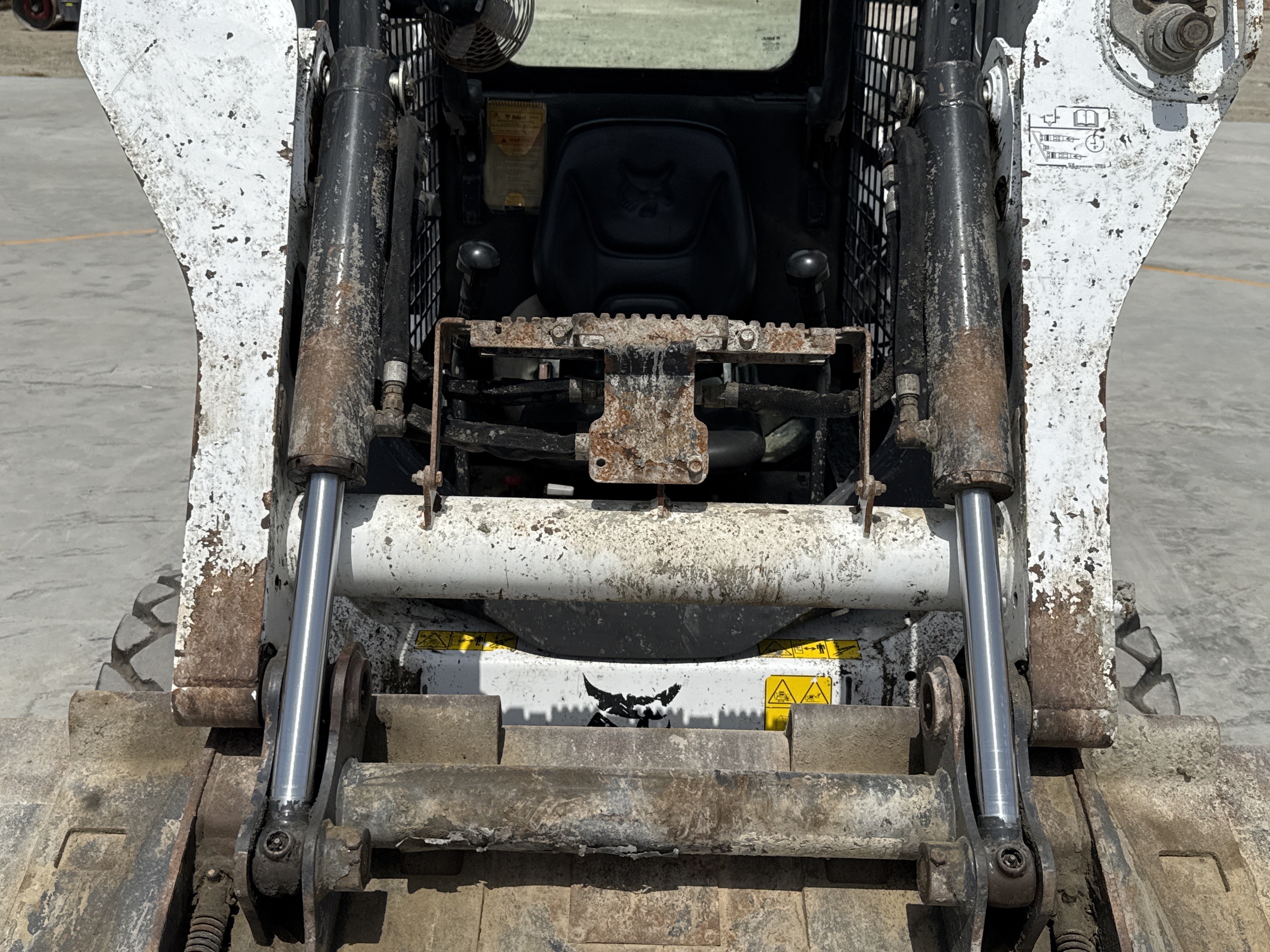 SSL-007-Bobcat-S510-skid-steer-loader-inspection-hydraulics-bucket-tilt-cylinders-3