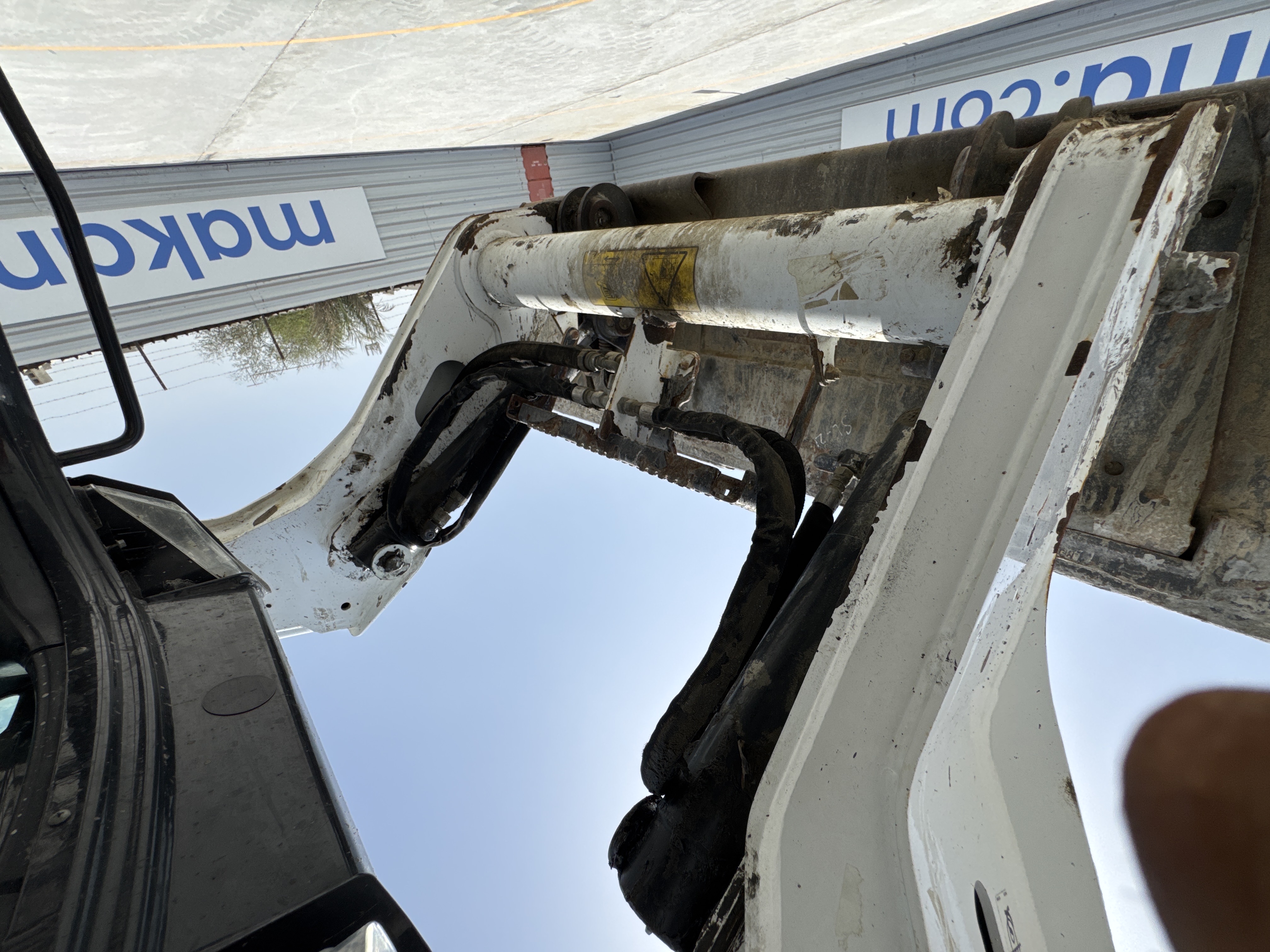 SSL-007-Bobcat-S510-skid-steer-loader-inspection-hydraulics-lift-arm-2