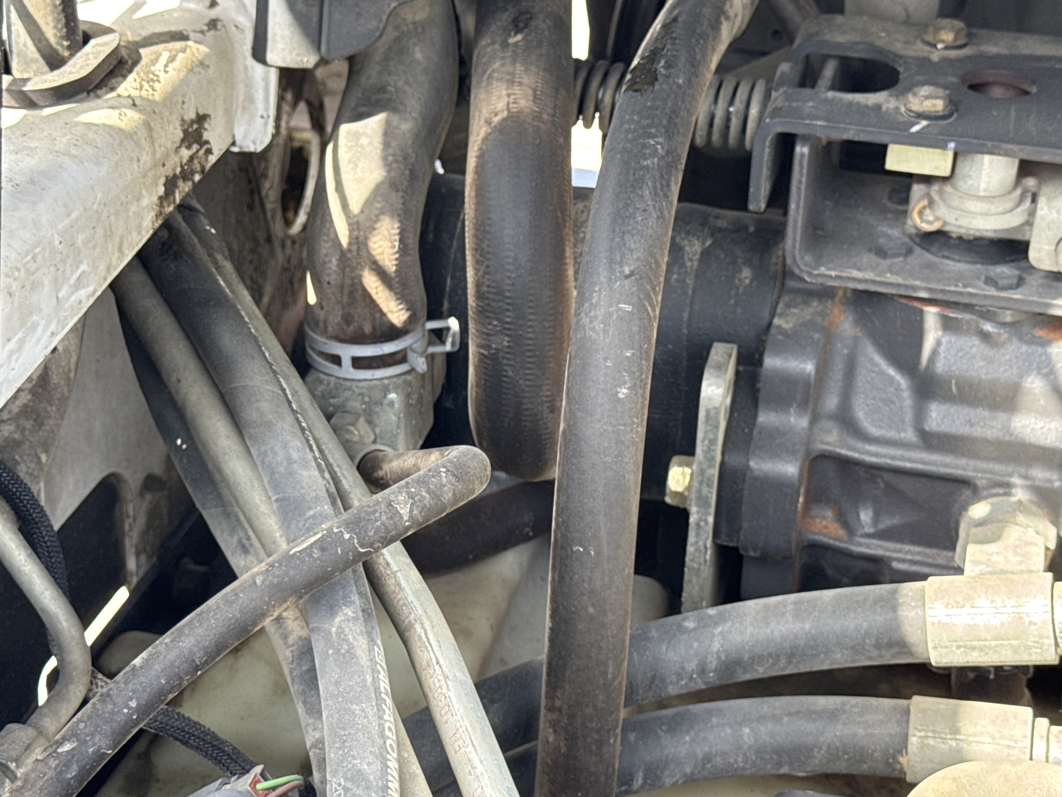 SSL-007-Bobcat-S510-skid-steer-loader-inspection-hydraulics-hydraulic-hoses-and-lines-2