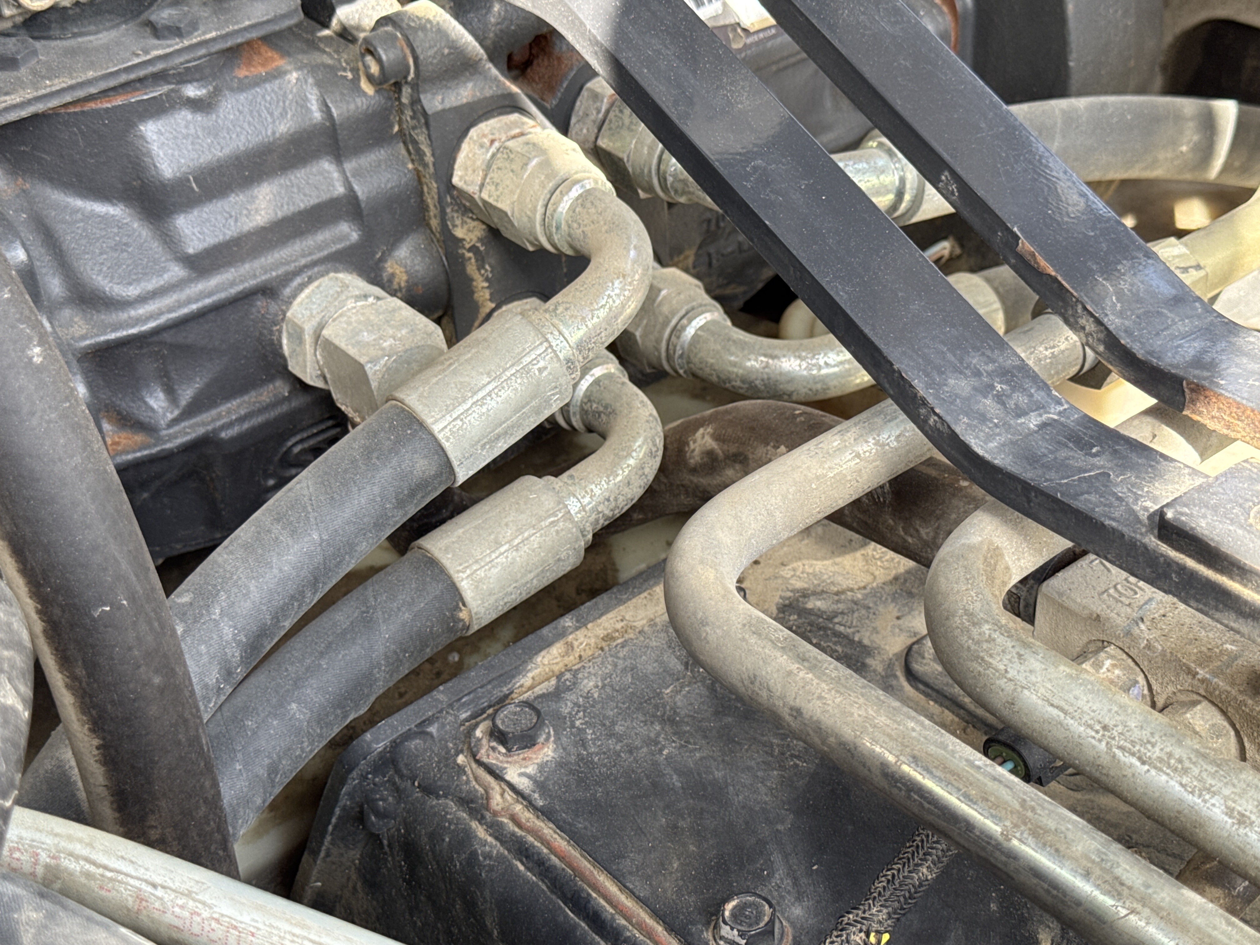 SSL-007-Bobcat-S510-skid-steer-loader-inspection-hydraulics-hydraulic-hoses-and-lines-3