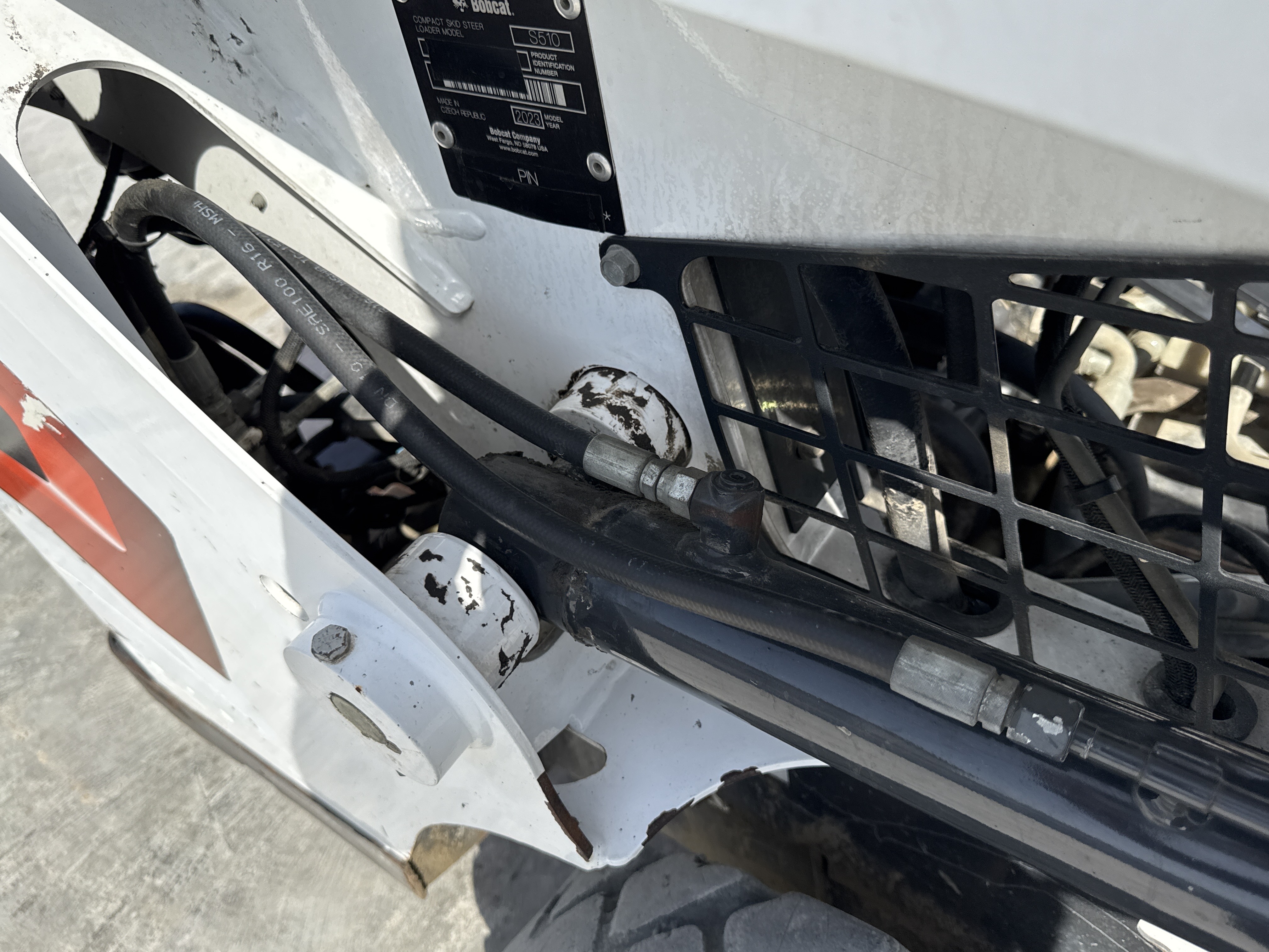 SSL-007-Bobcat-S510-skid-steer-loader-inspection-hydraulics-hydraulic-hoses-and-lines-4