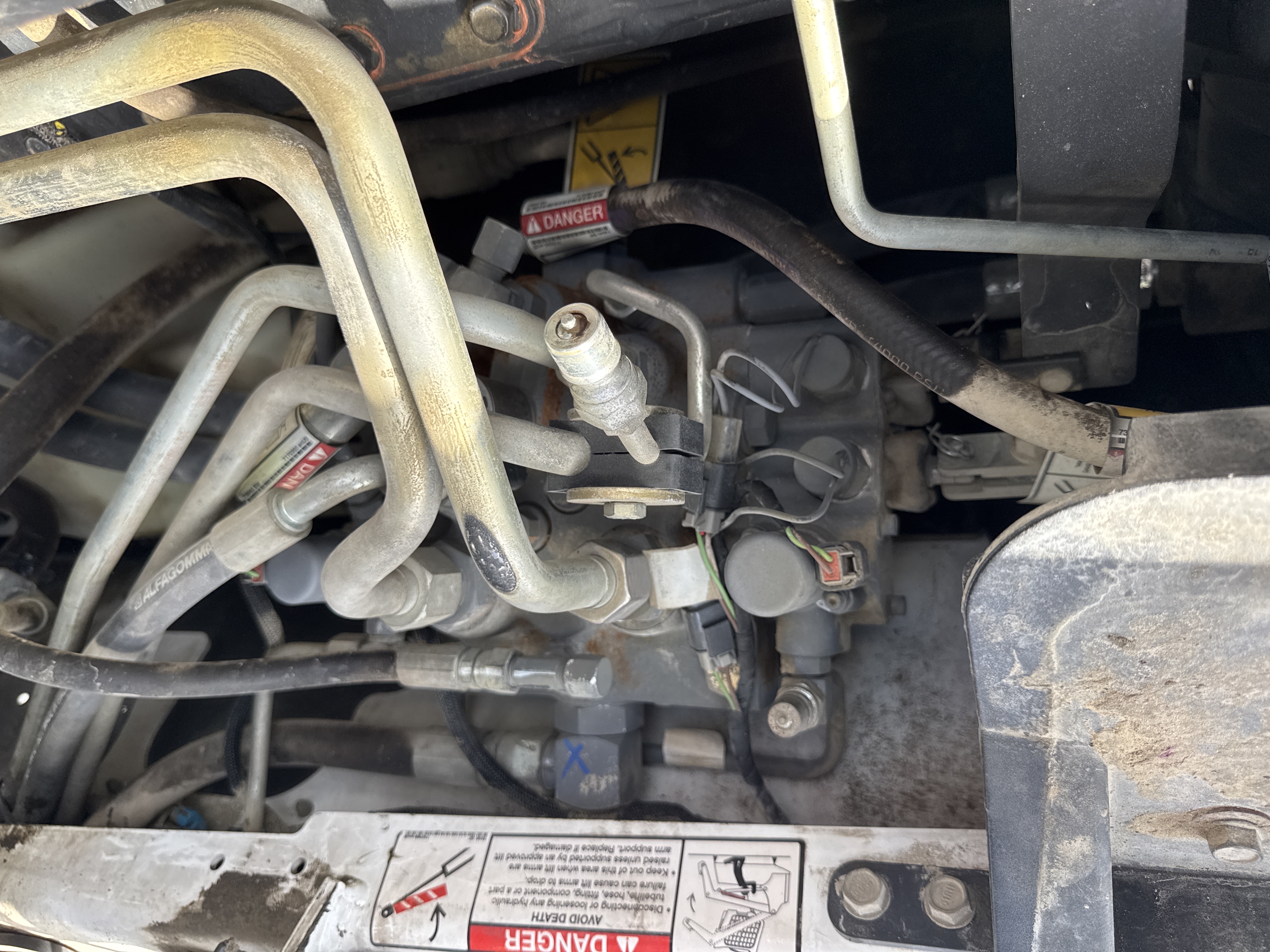 SSL-007-Bobcat-S510-skid-steer-loader-inspection-hydraulics-main-control-valve-MCV-1