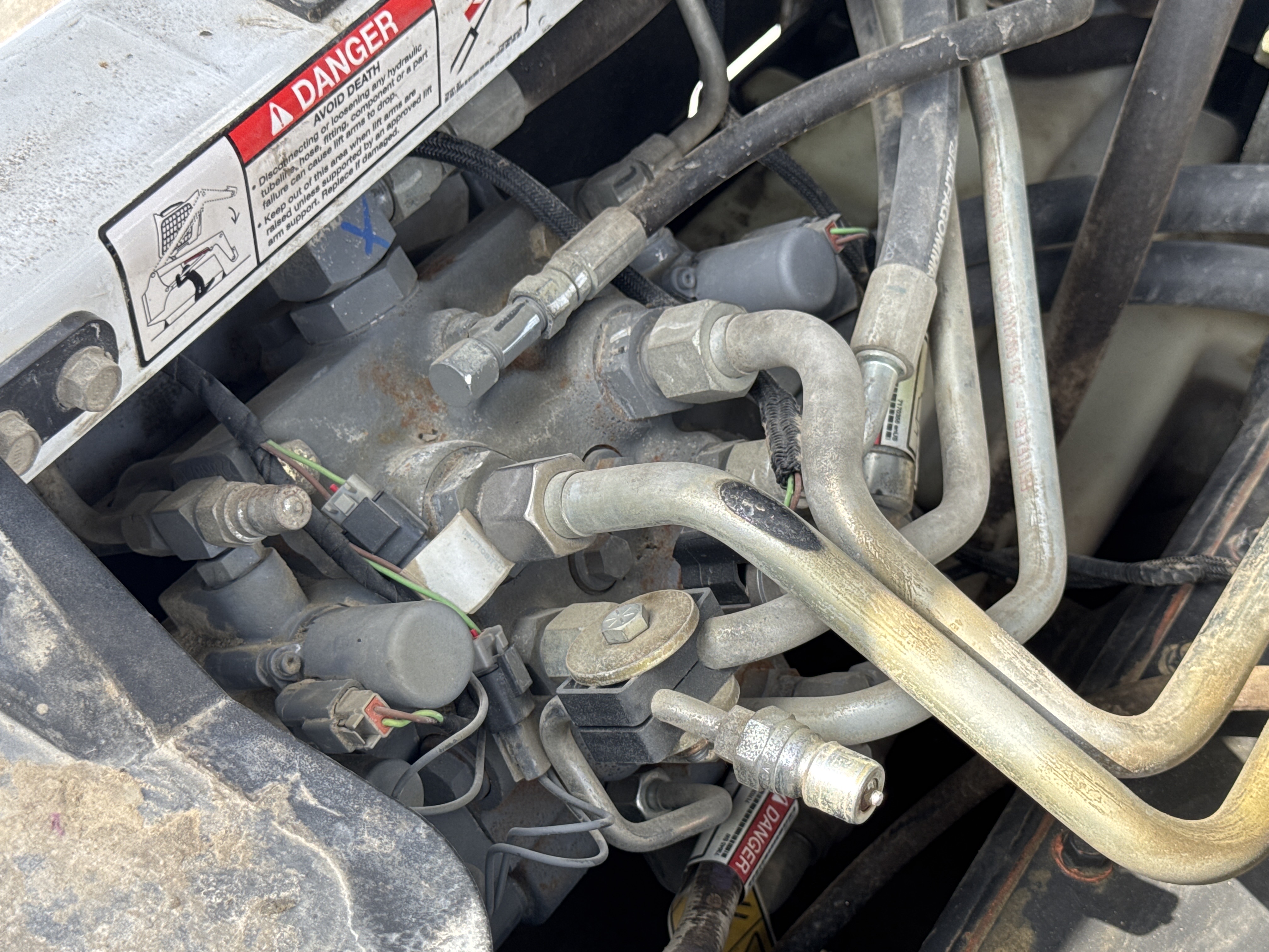 SSL-007-Bobcat-S510-skid-steer-loader-inspection-hydraulics-main-control-valve-MCV-2