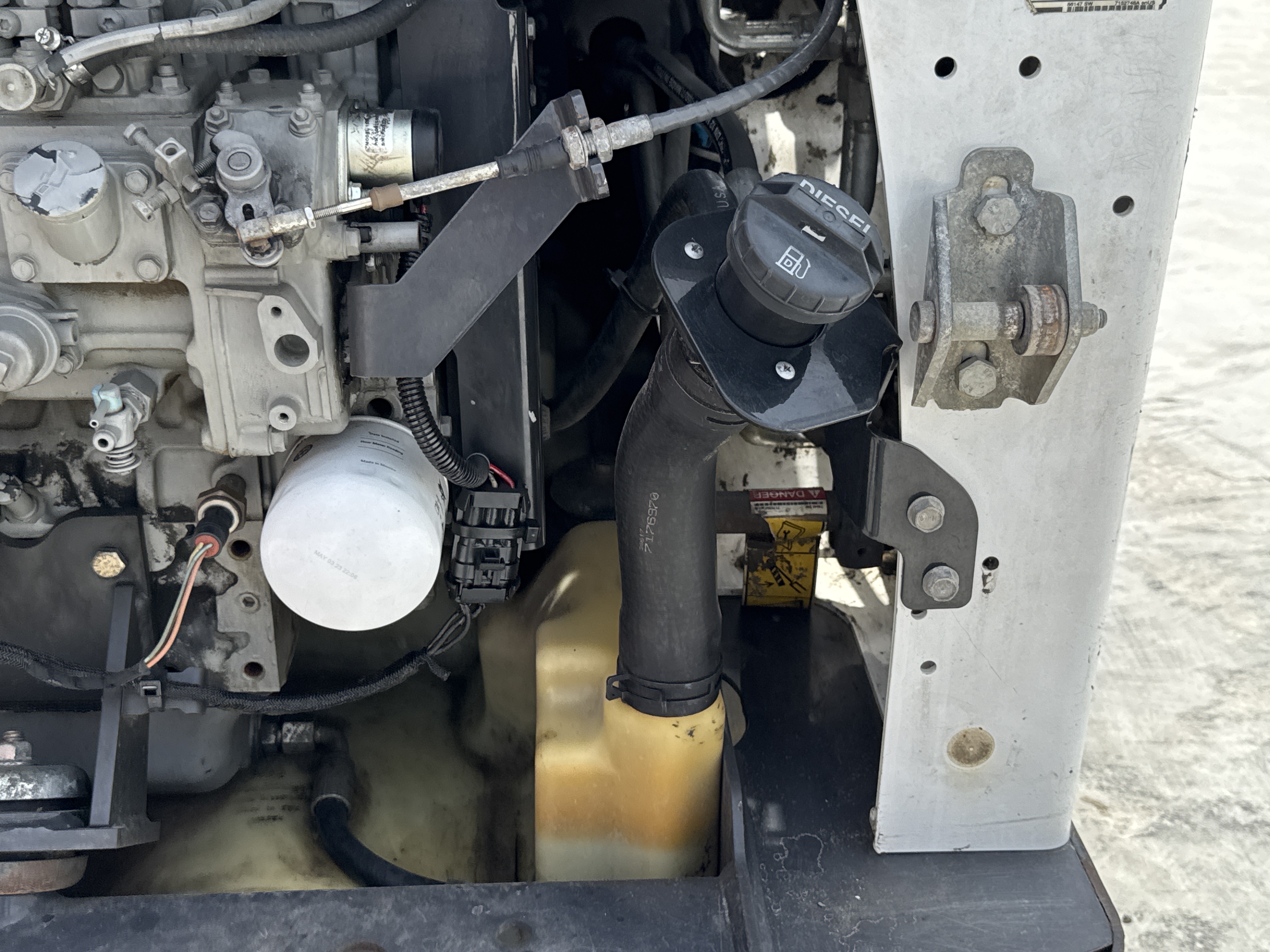 SSL-007-Bobcat-S510-skid-steer-loader-inspection-engine-fuel-tank