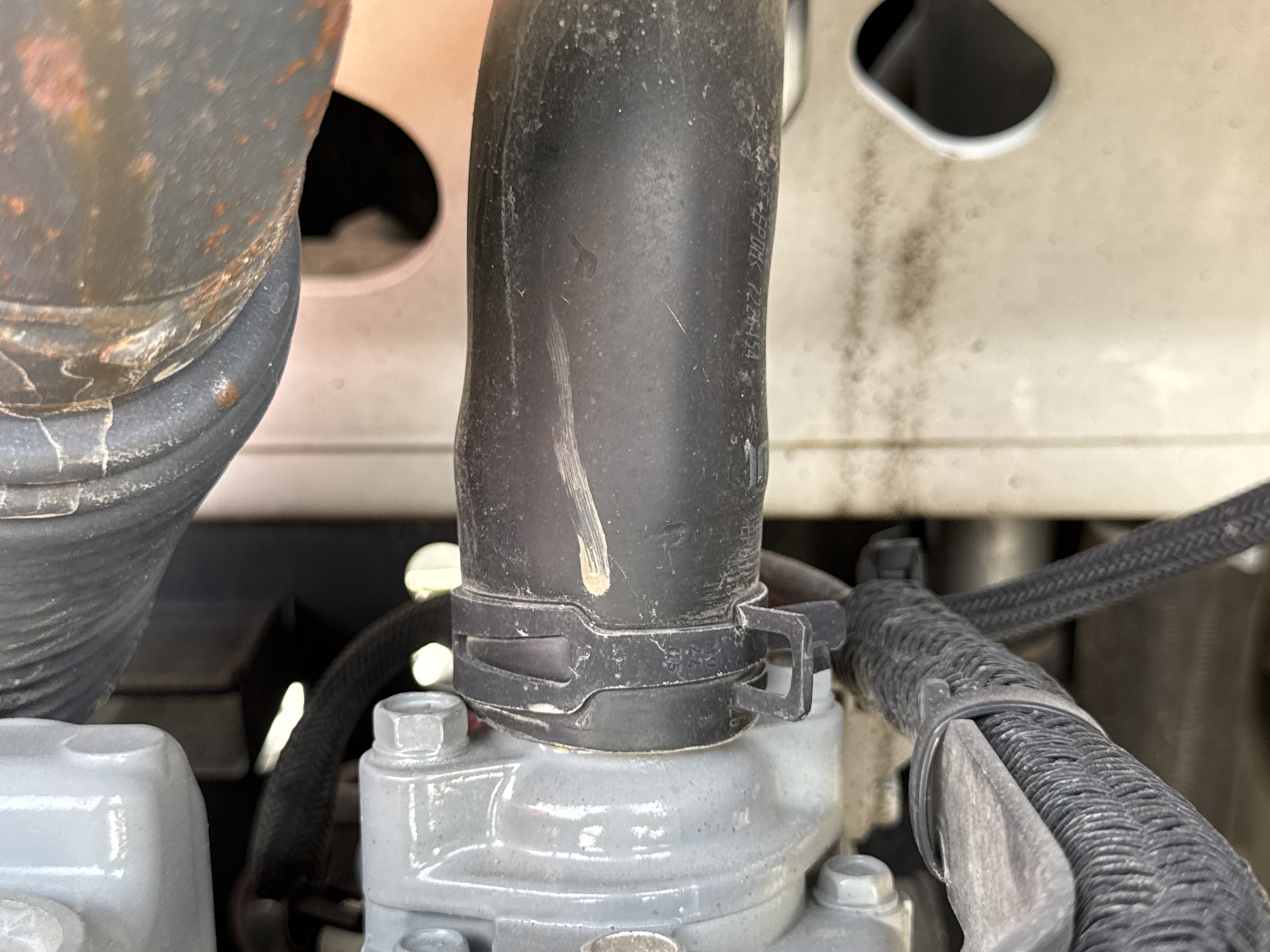 SSL-008-Bobcat-S510-skid-steer-loader-inspection-engine-hoses-3