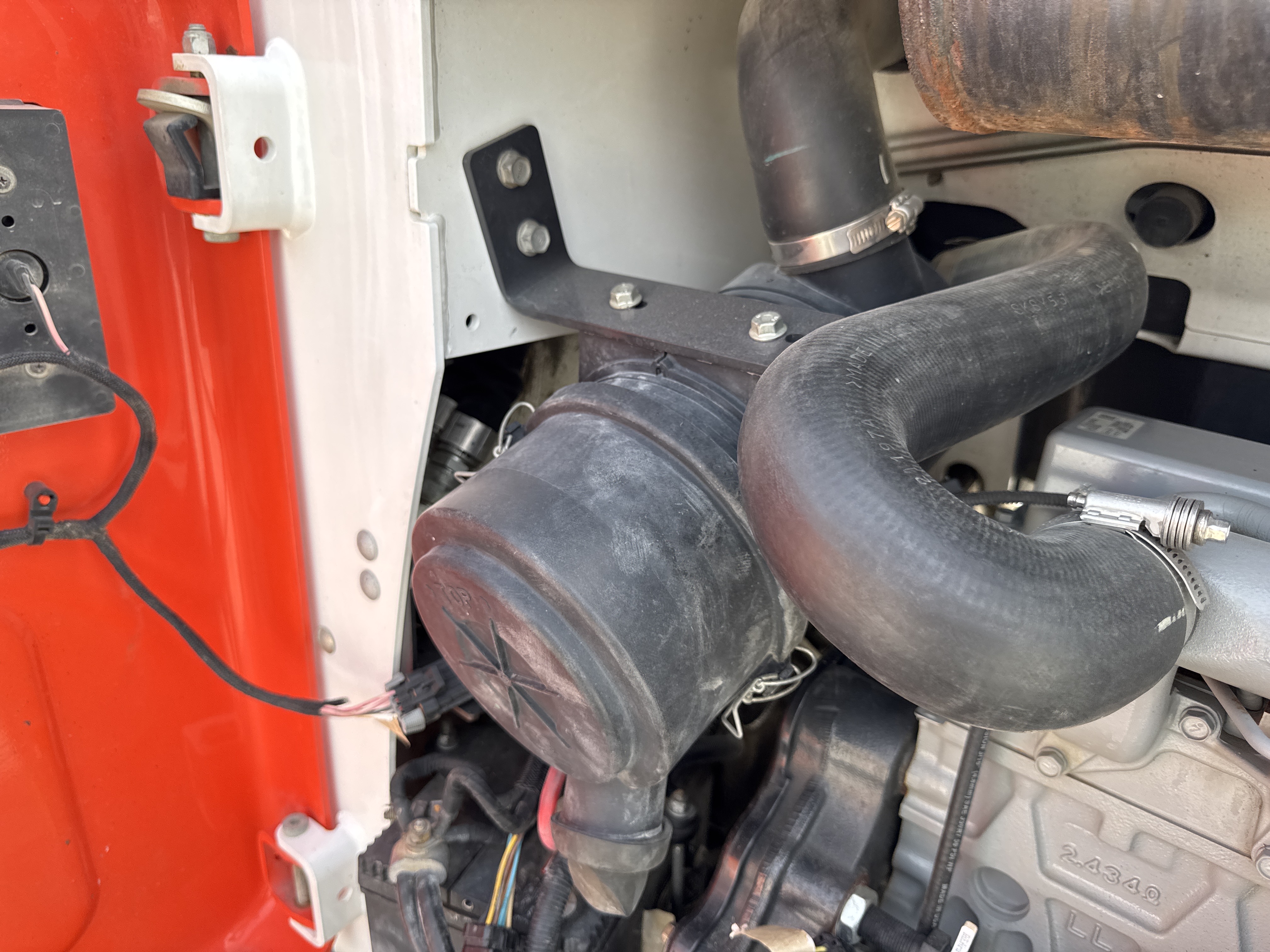 SSL-008-Bobcat-S510-skid-steer-loader-inspection-engine-air-intake-system-2