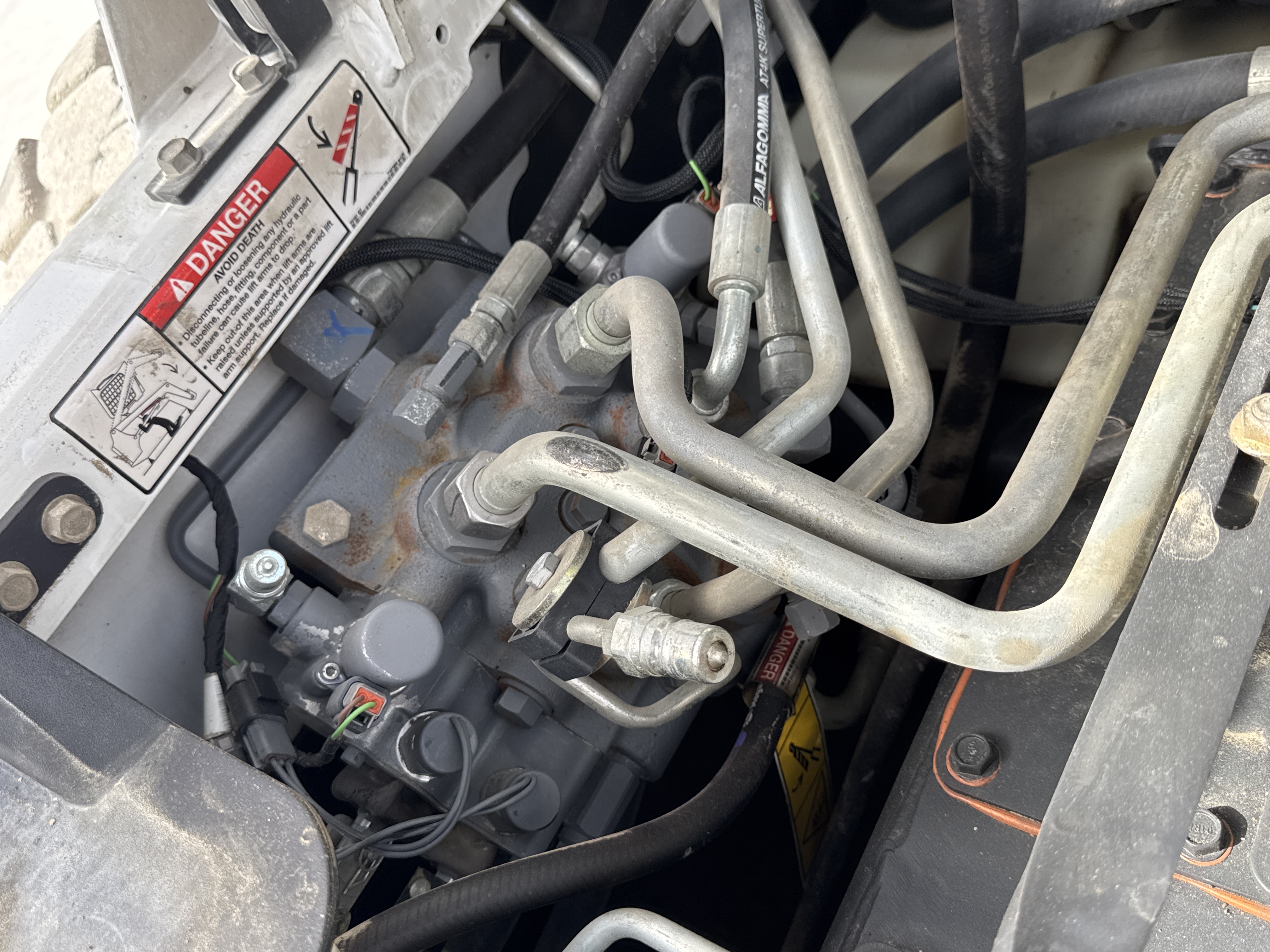 SSL-008-Bobcat-S510-skid-steer-loader-inspection-hydraulics-main-control-valve-MCV-2