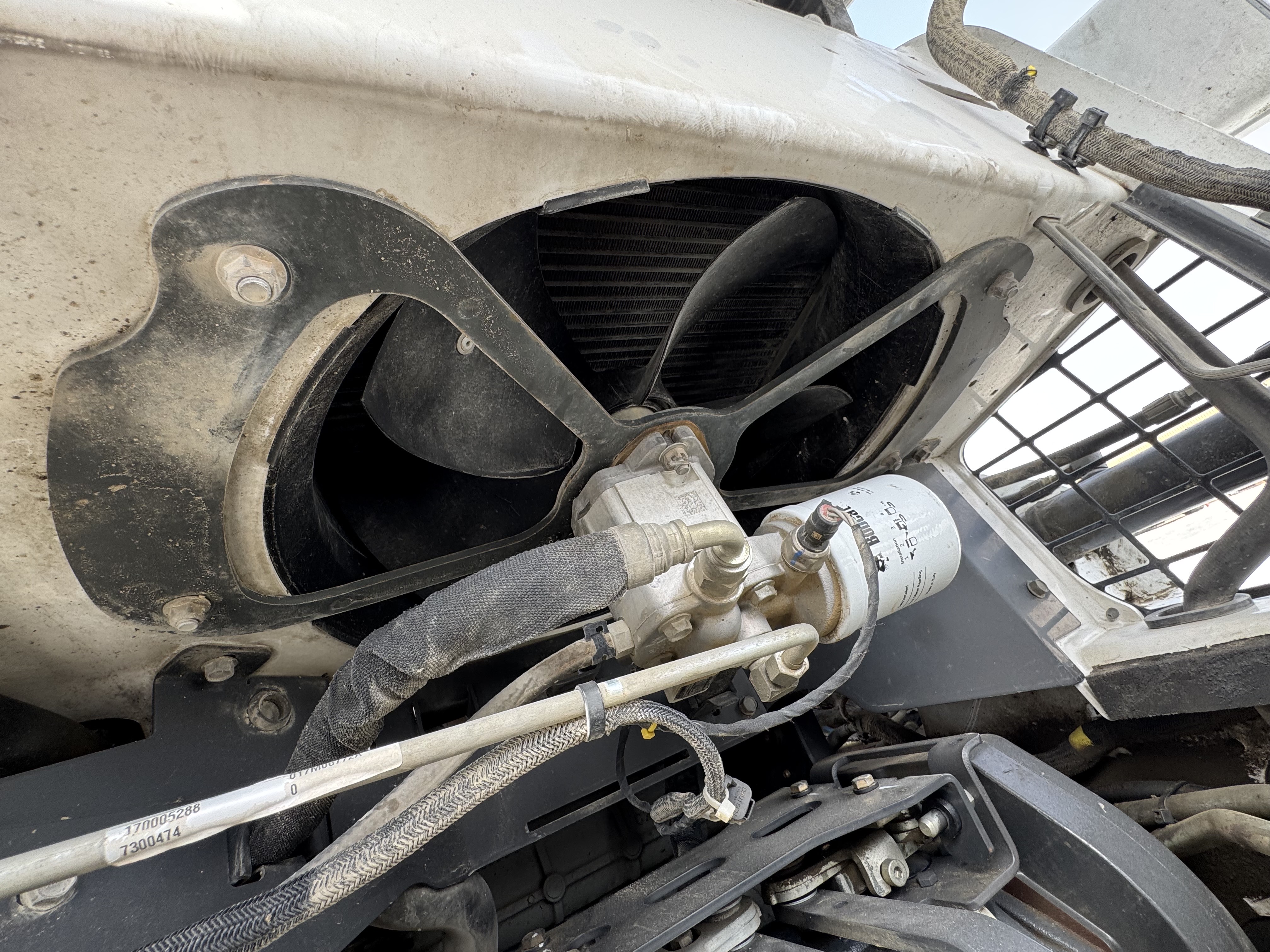 SSL-008-Bobcat-S510-skid-steer-loader-inspection-engine-cooling-fan-and-fan-guard-1