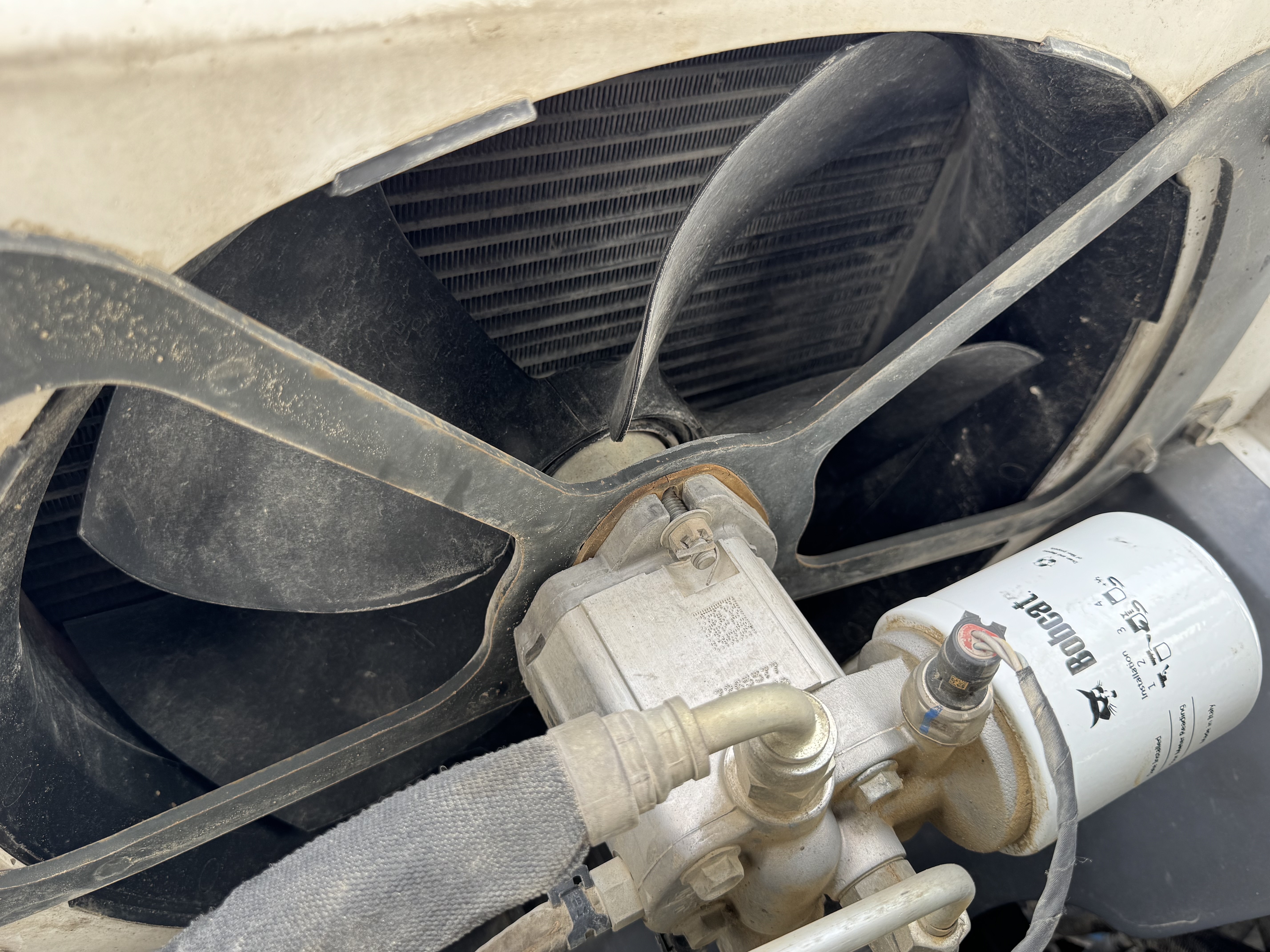 SSL-008-Bobcat-S510-skid-steer-loader-inspection-engine-cooling-fan-and-fan-guard-2