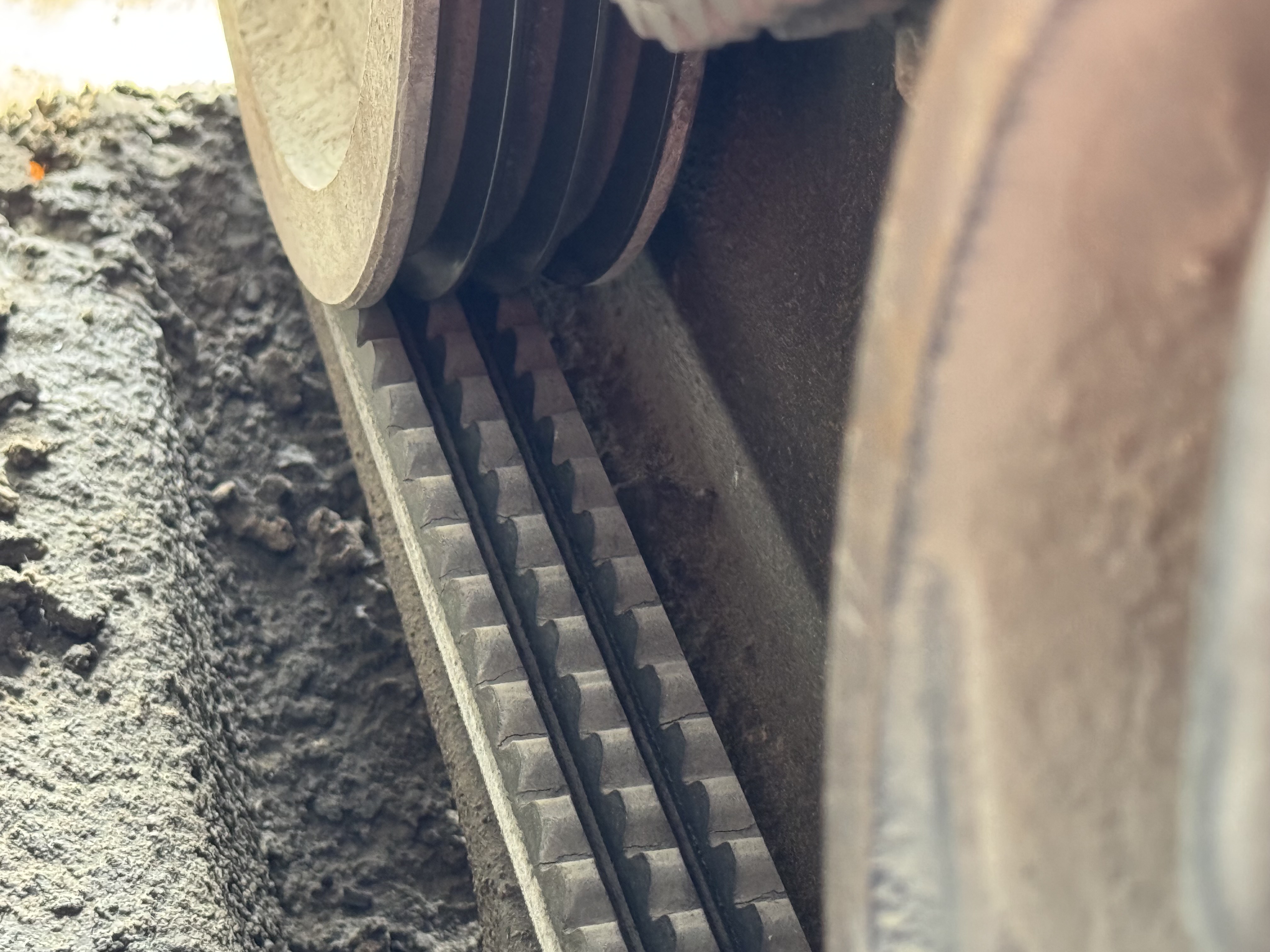 SSL-008-Bobcat-S510-skid-steer-loader-inspection-engine-belts-3