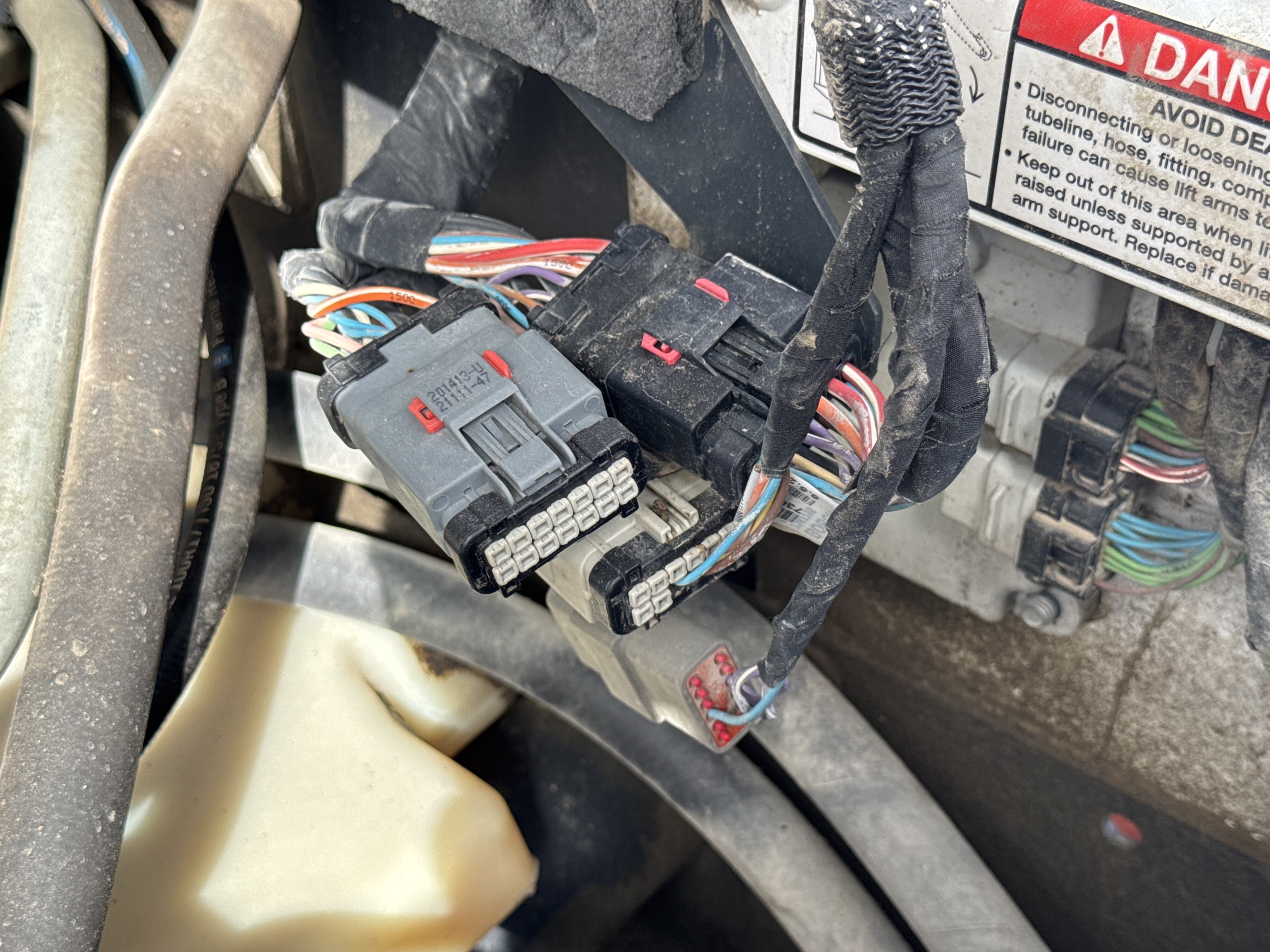 SSL-008-Bobcat-S510-skid-steer-loader-inspection-electronics-main-harness-1