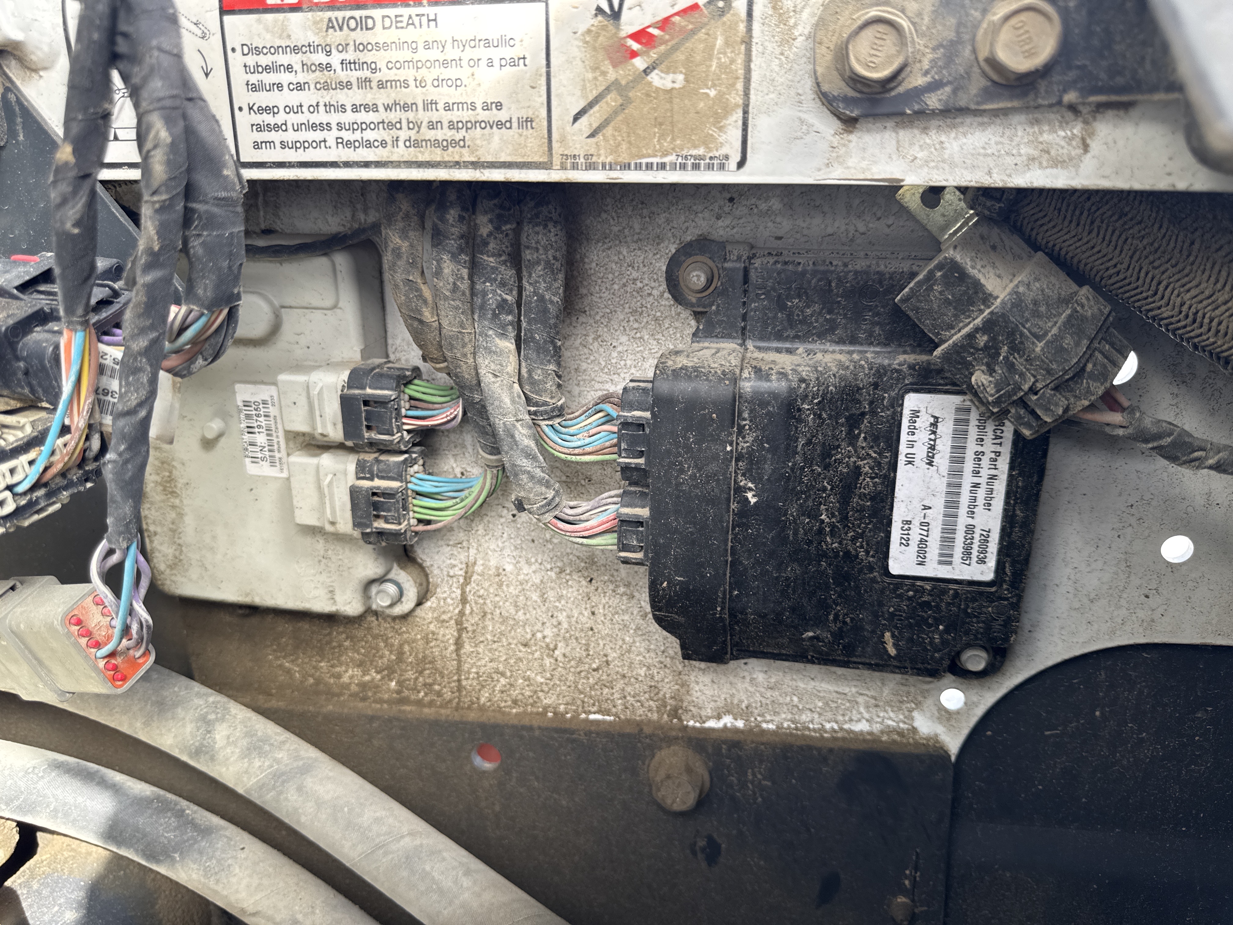 SSL-008-Bobcat-S510-skid-steer-loader-inspection-electronics-main-harness-2