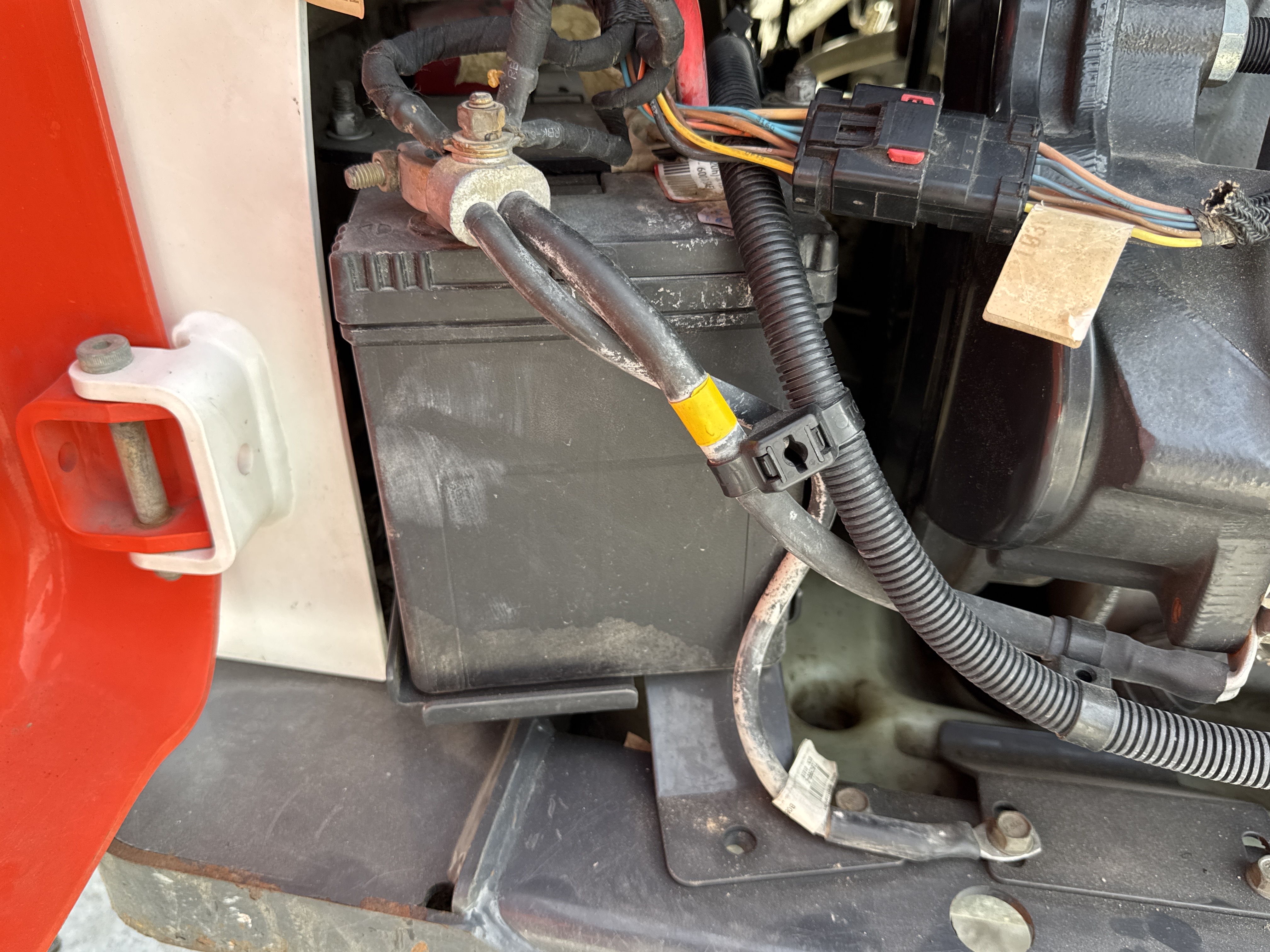 SSL-008-Bobcat-S510-skid-steer-loader-inspection-electronics-battery-1