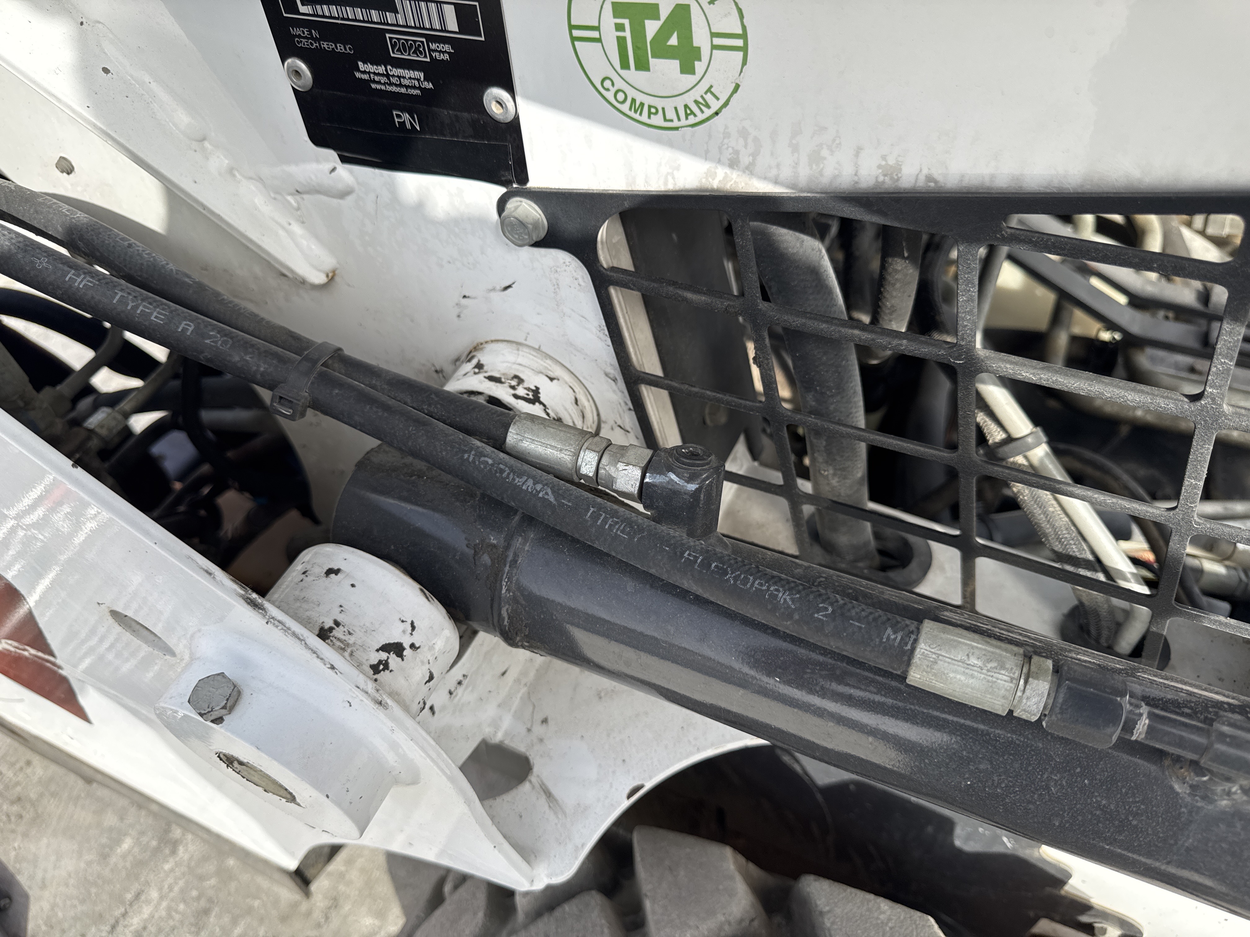 SSL-008-Bobcat-S510-skid-steer-loader-inspection-hydraulics-hydraulic-hoses-and-lines-1