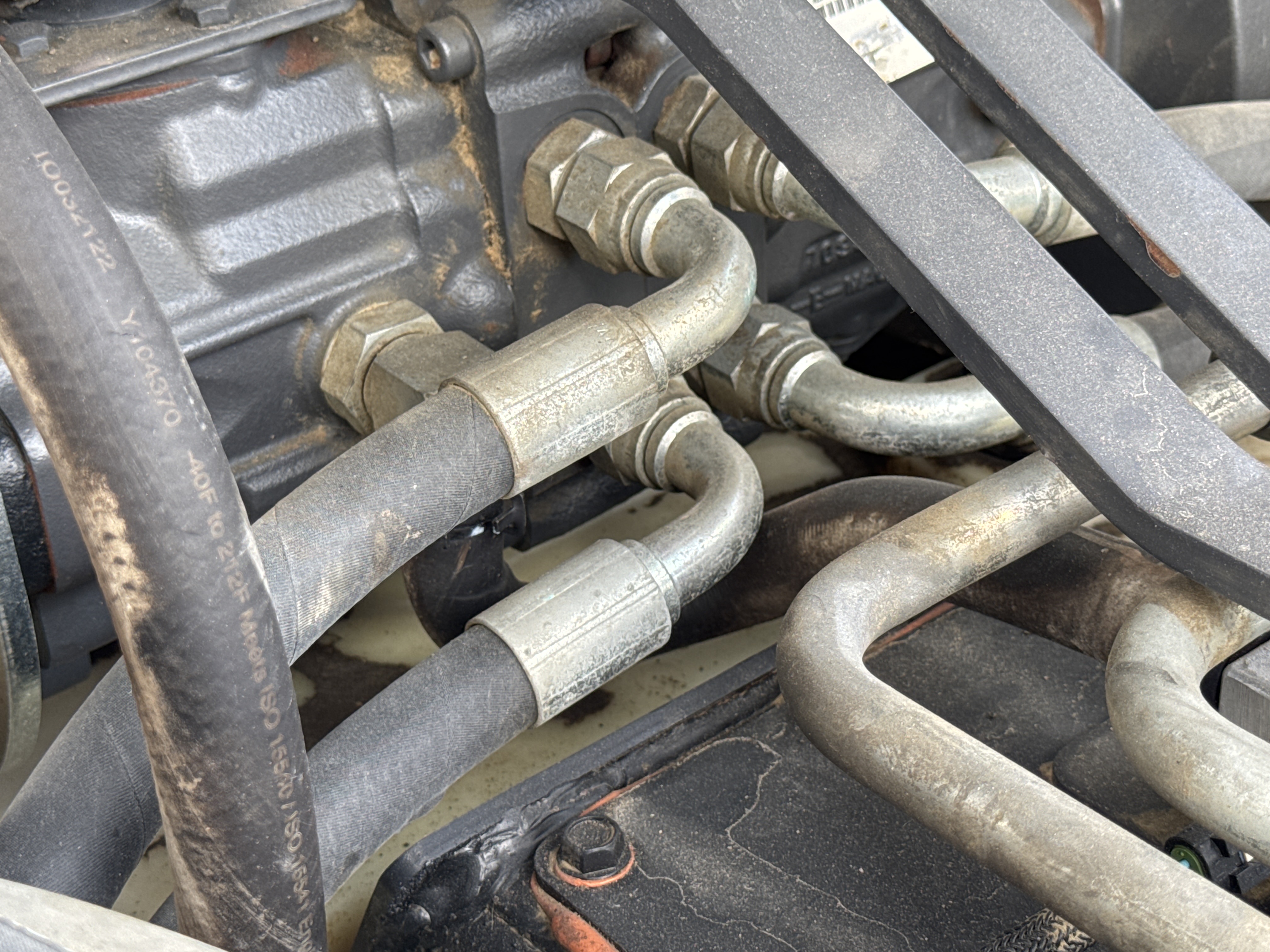 SSL-008-Bobcat-S510-skid-steer-loader-inspection-hydraulics-hydraulic-hoses-and-lines-2