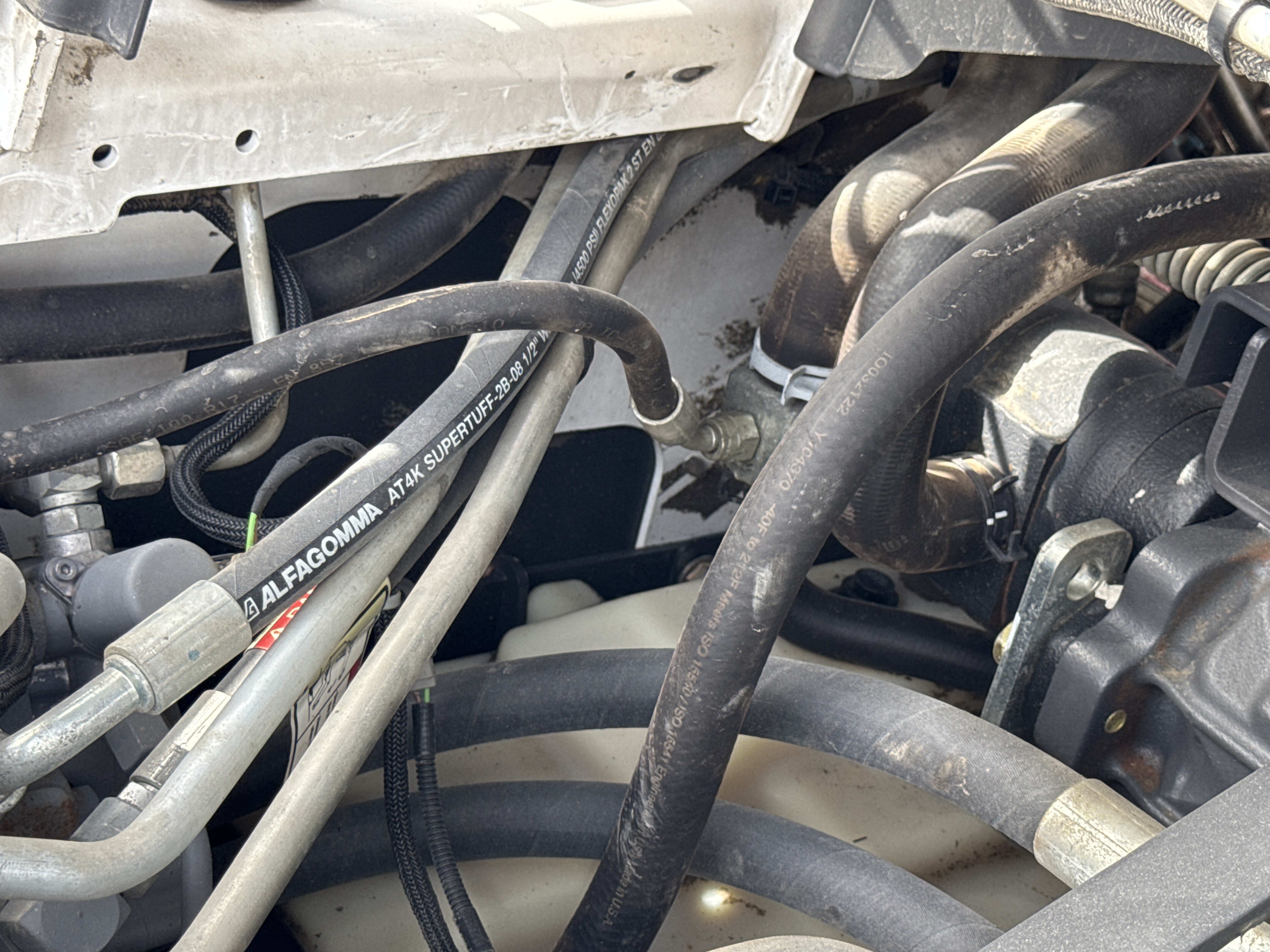 SSL-008-Bobcat-S510-skid-steer-loader-inspection-hydraulics-hydraulic-hoses-and-lines-3