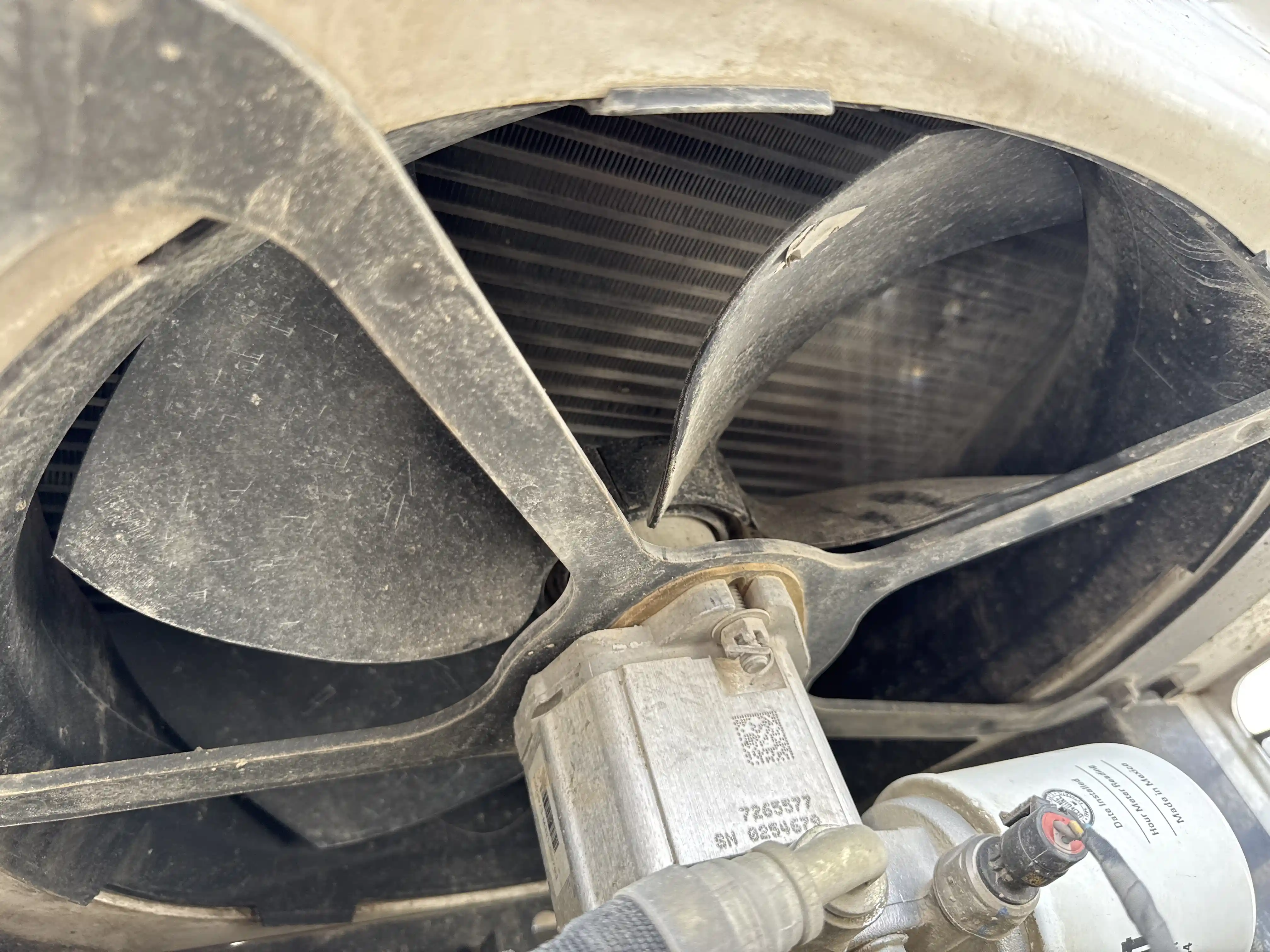 SSL-007-Bobcat-S510-skid-steer-loader-inspection-engine-cooling-fan-and-fan-guard-1