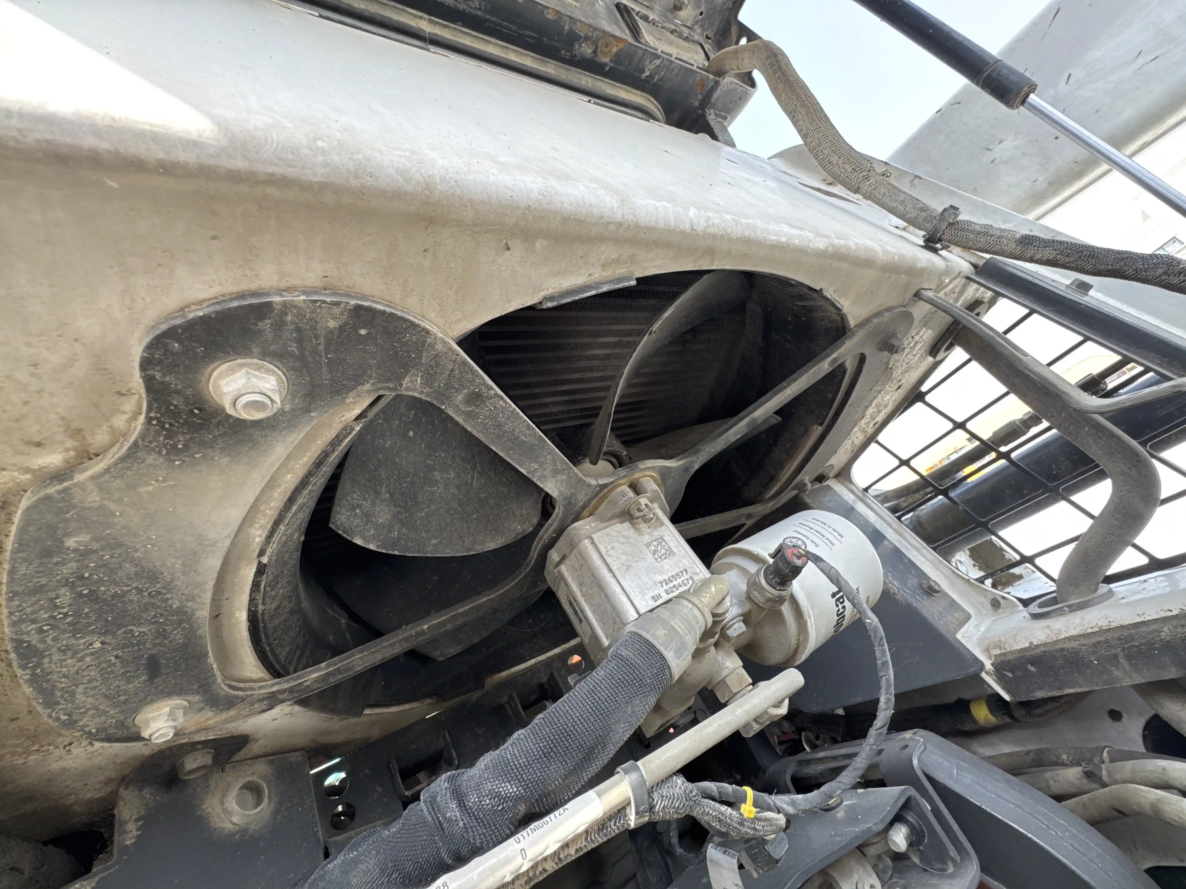 SSL-007-Bobcat-S510-skid-steer-loader-inspection-engine-cooling-fan-and-fan-guard-2
