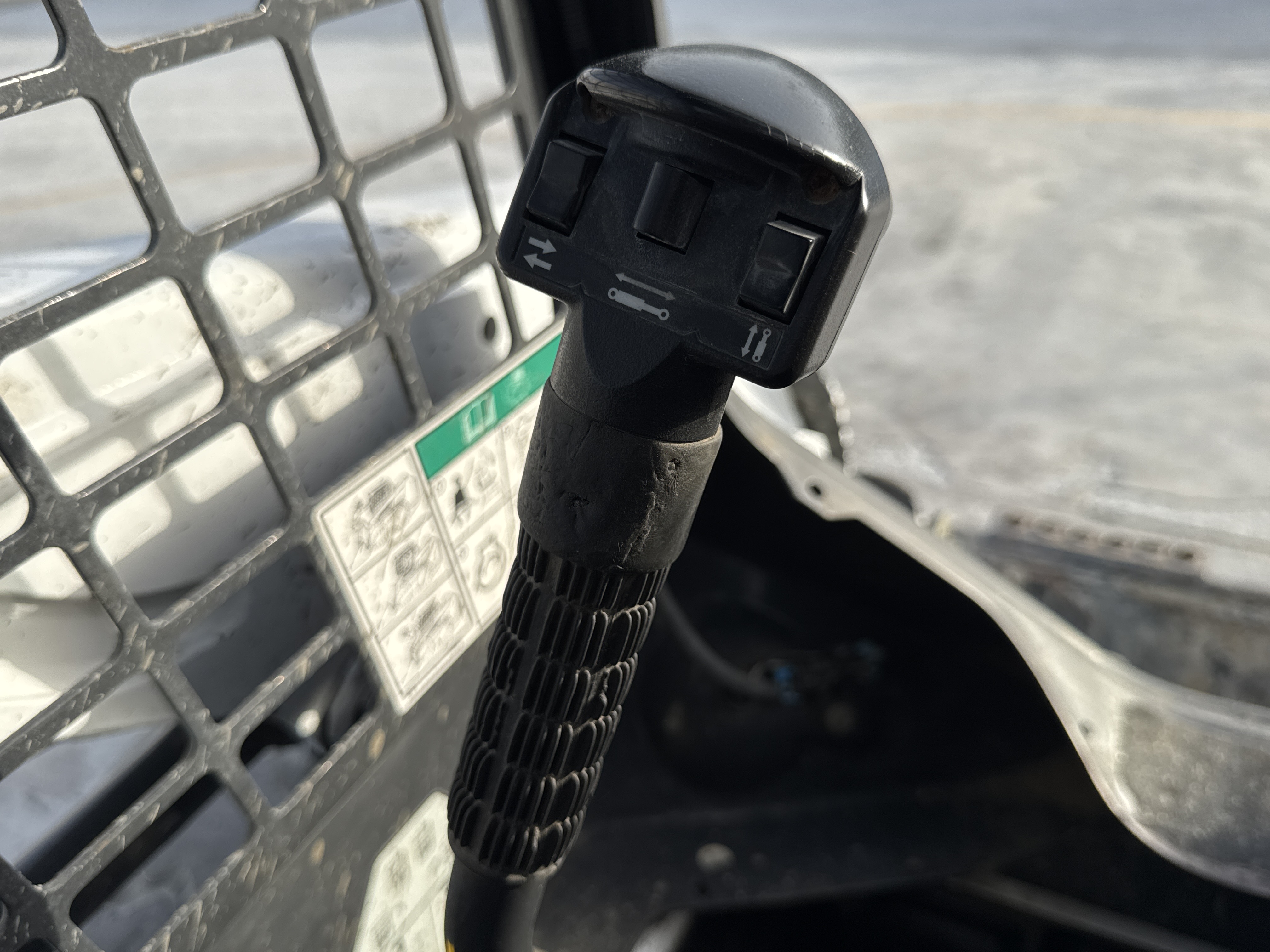 SSL-008-Bobcat-S510-skid-steer-loader-inspection-cabin-joysticks-1