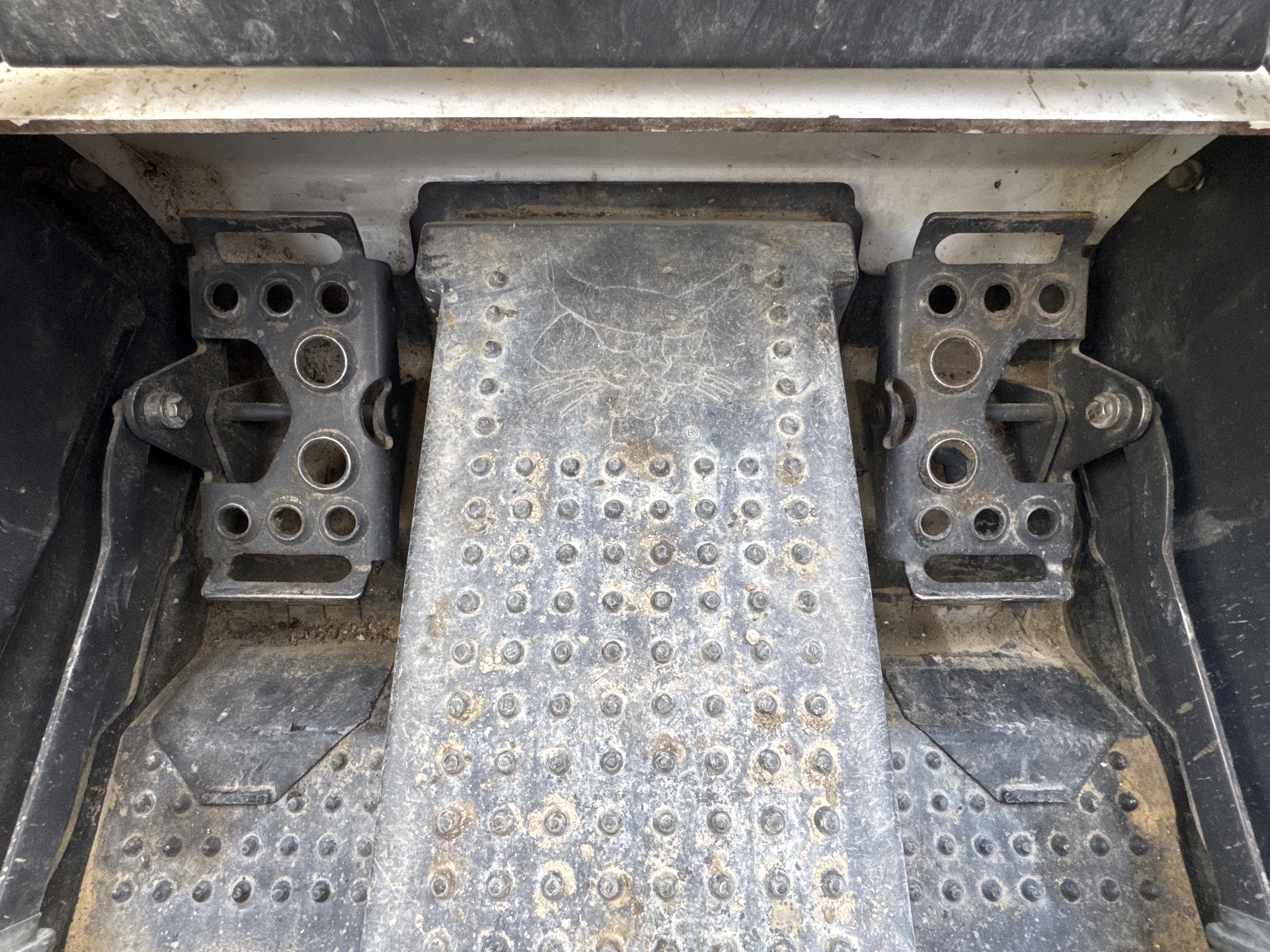SSL-008-Bobcat-S510-skid-steer-loader-inspection-cabin-pedals-1