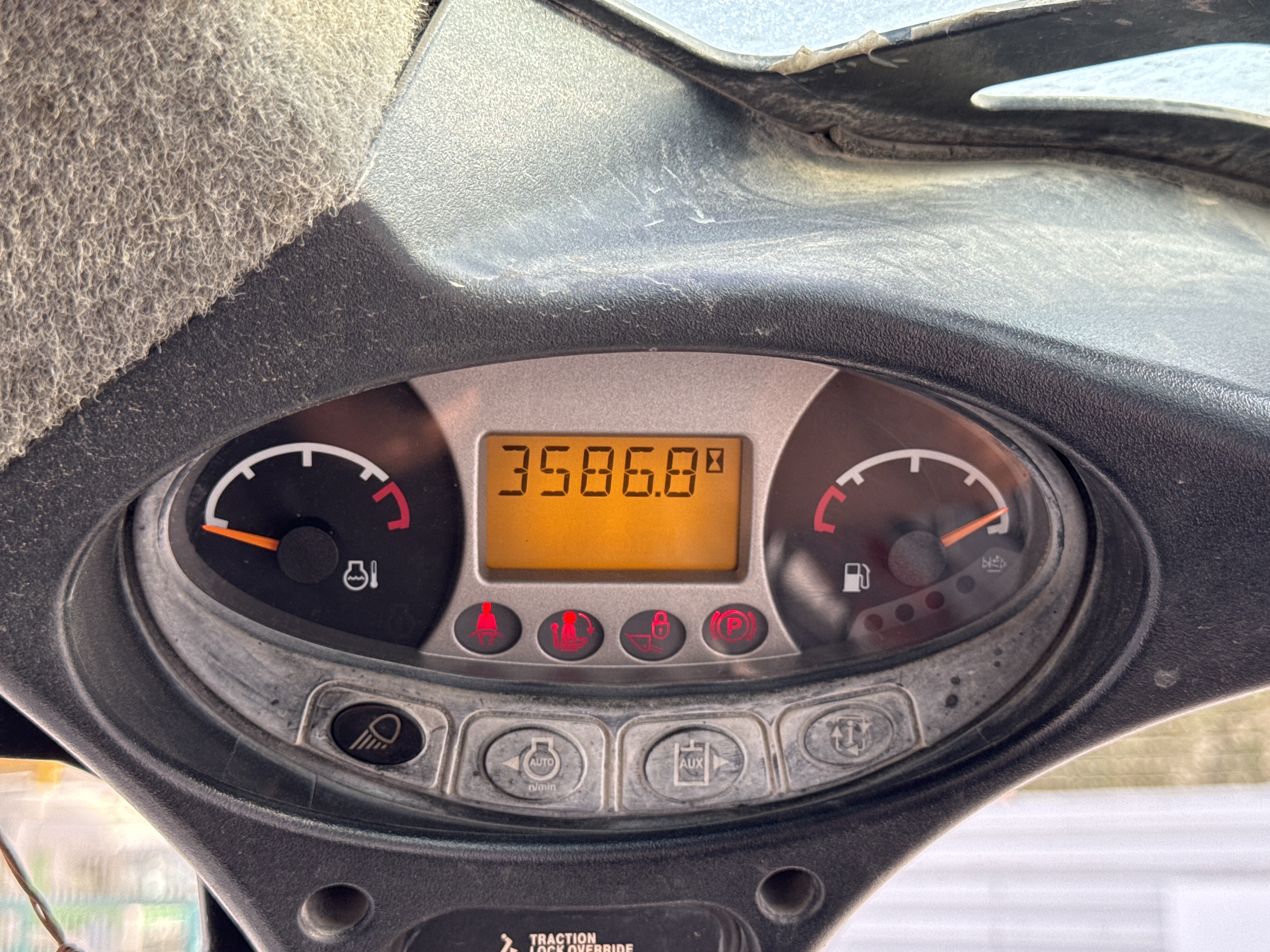 SSL-008-Bobcat-S510-skid-steer-loader-inspection-cabin-instrument-cluster-1