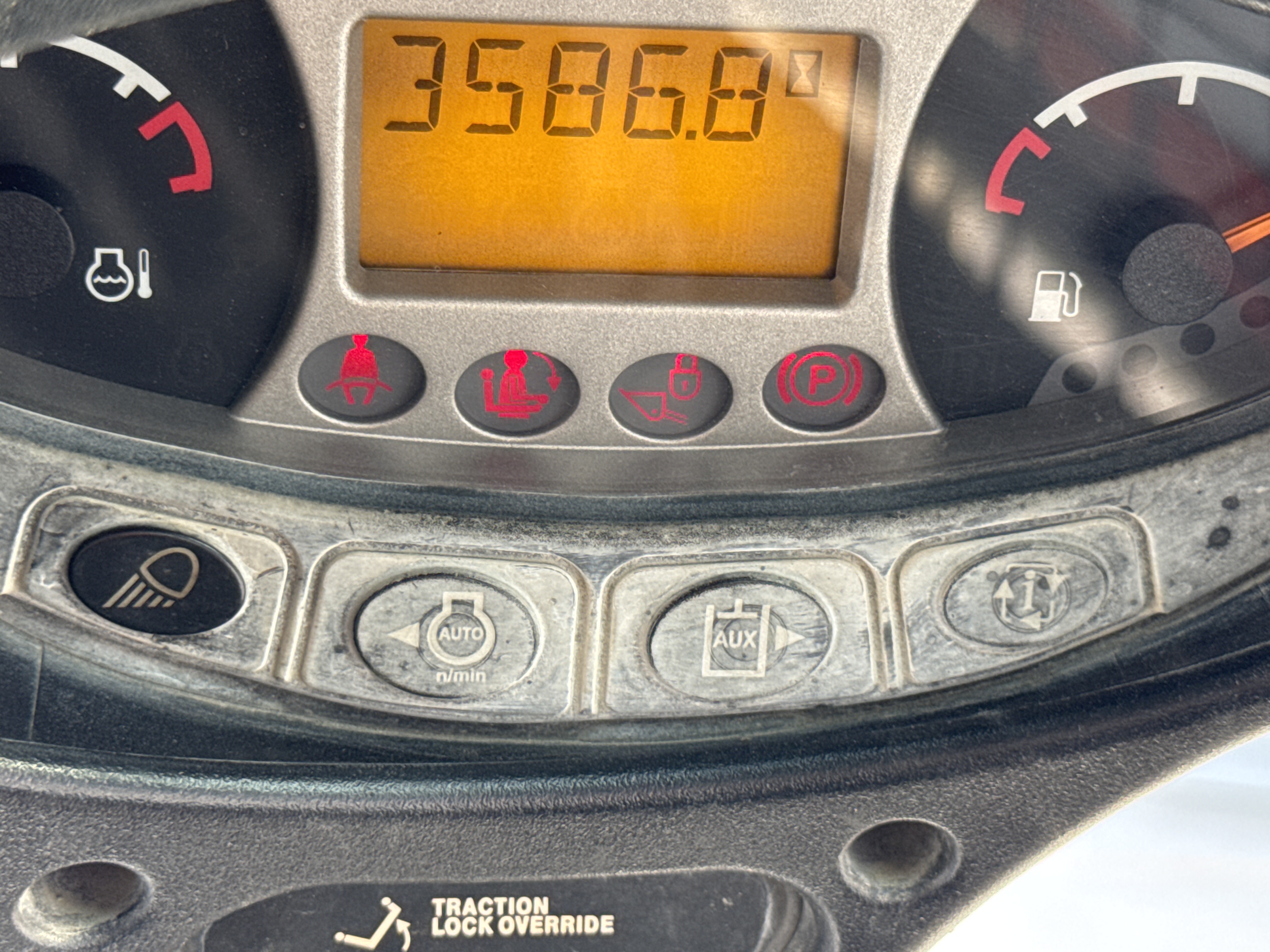 SSL-008-Bobcat-S510-skid-steer-loader-inspection-cabin-instrument-cluster-2