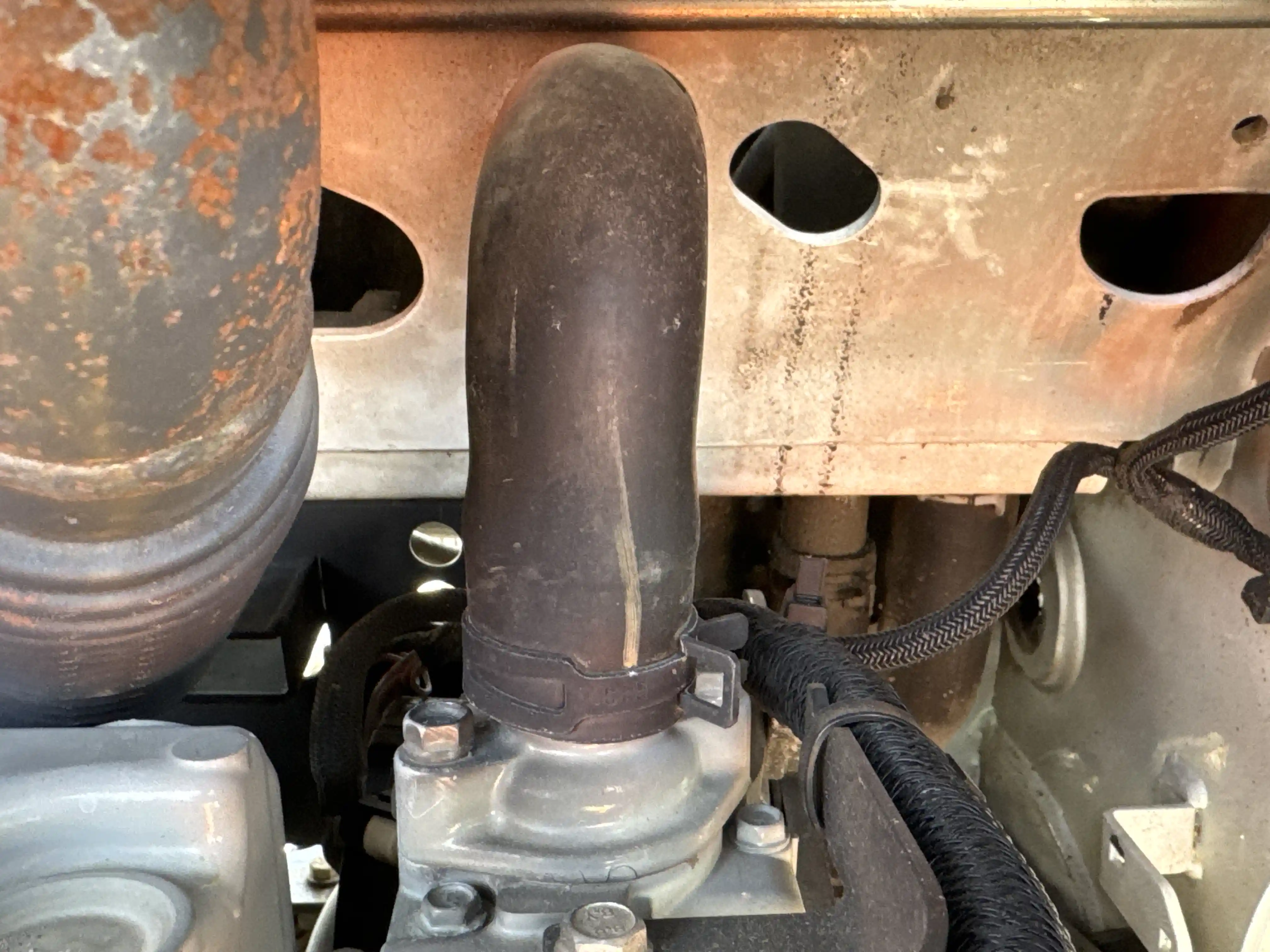 SSL-007-Bobcat-S510-skid-steer-loader-inspection-engine-hoses-2