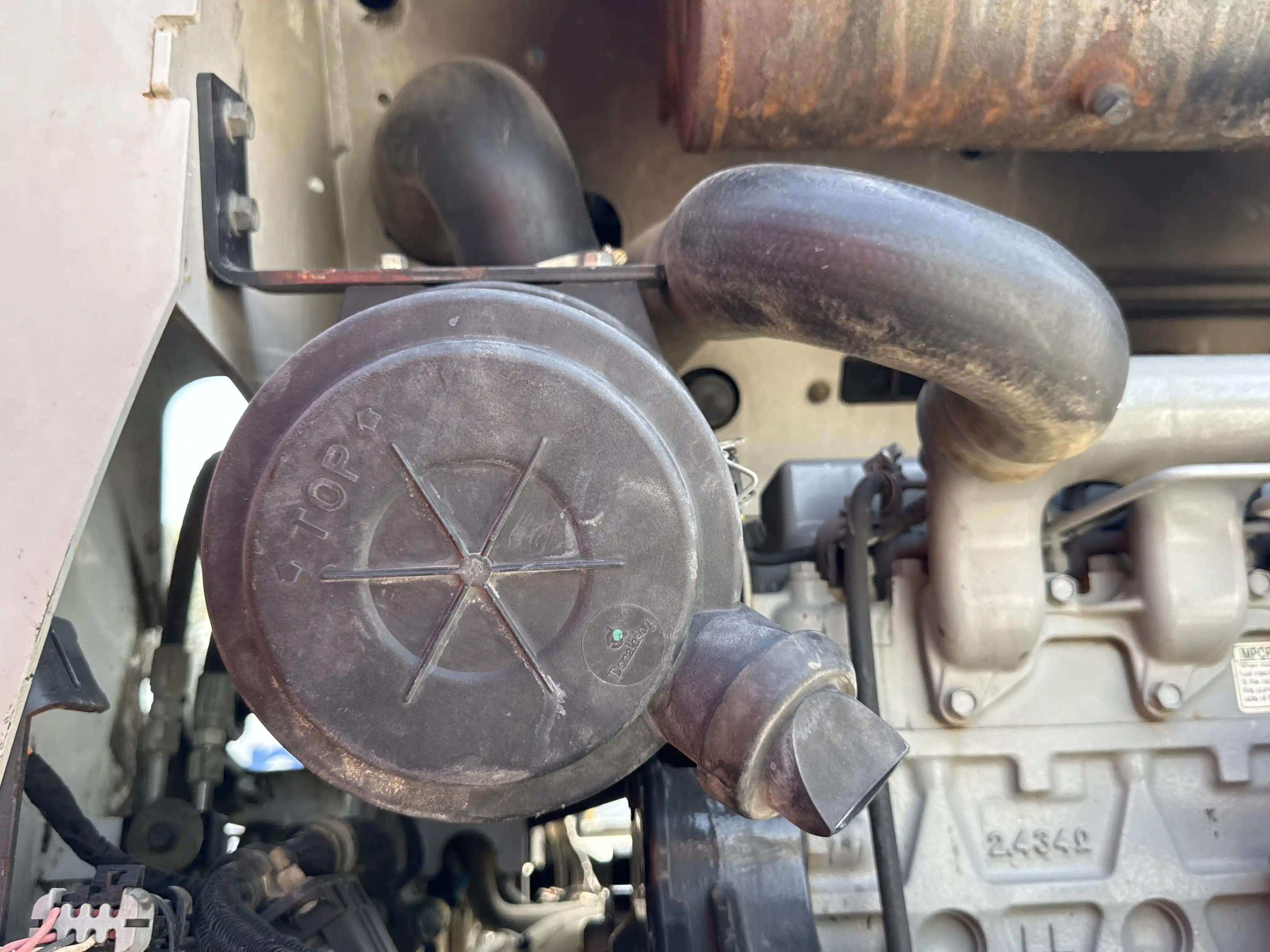 SSL-007-Bobcat-S510-skid-steer-loader-inspection-engine-air-intake-system-2