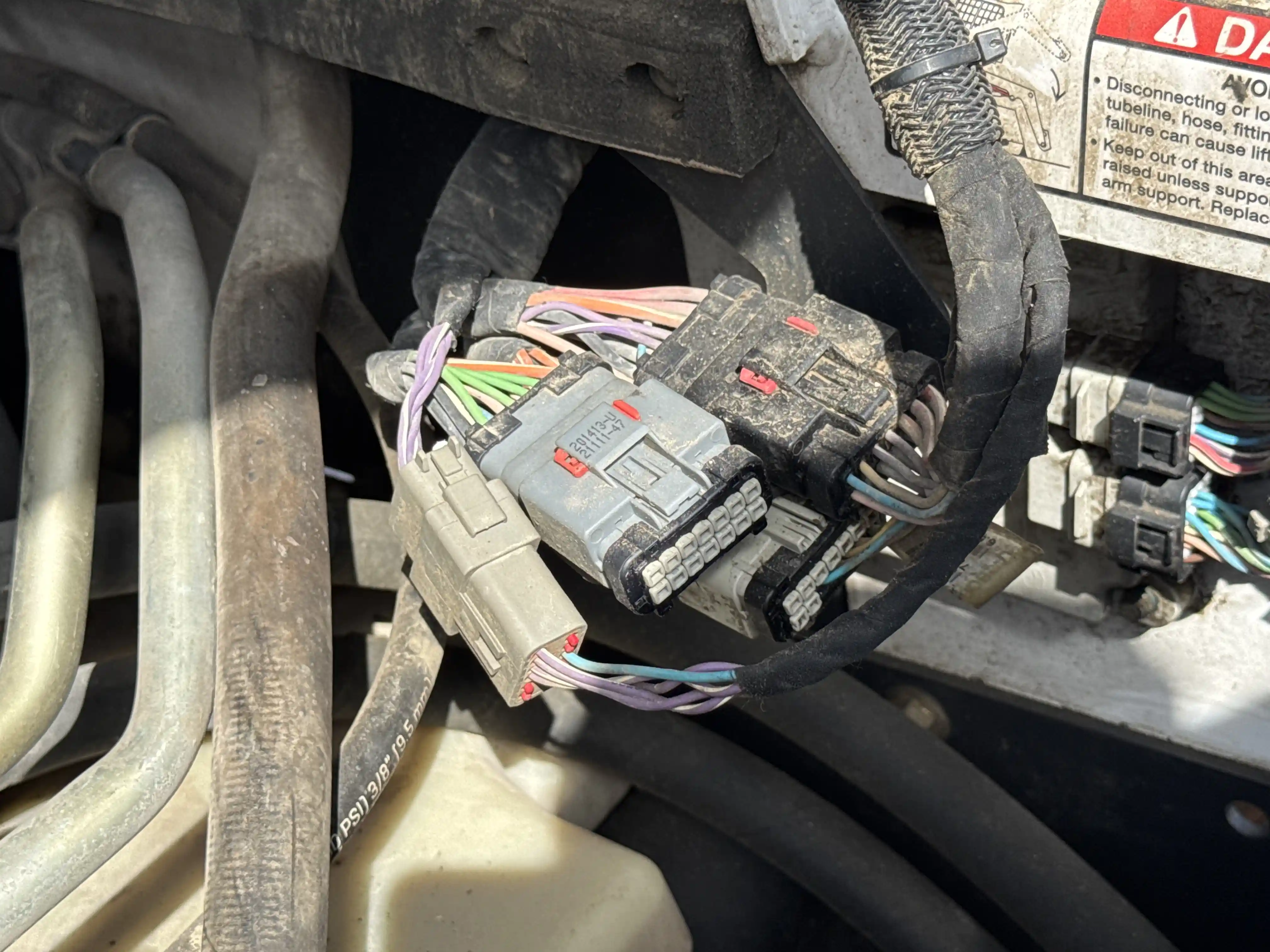SSL-007-Bobcat-S510-skid-steer-loader-inspection-electronics-main-harness-5