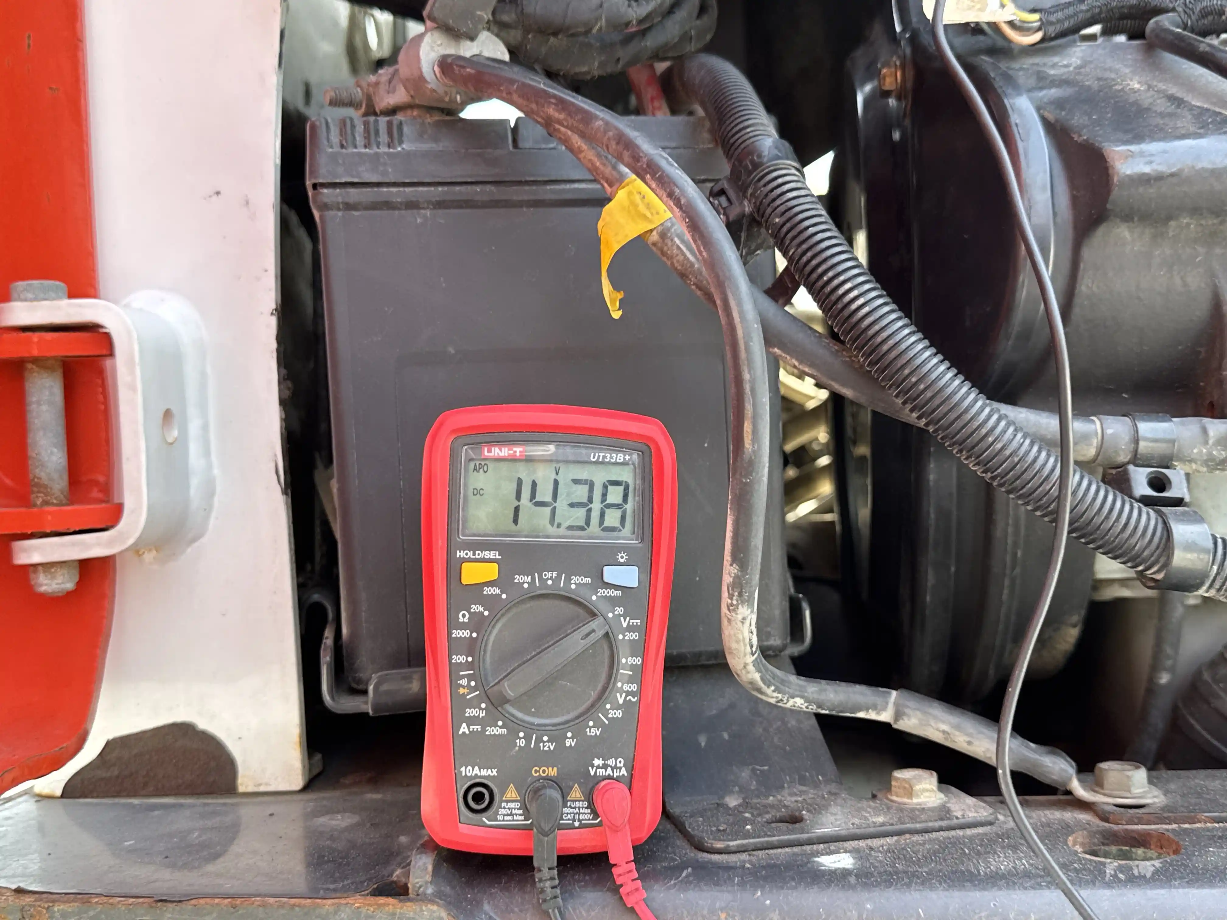 SSL-007-Bobcat-S510-skid-steer-loader-inspection-electronics-battery-1