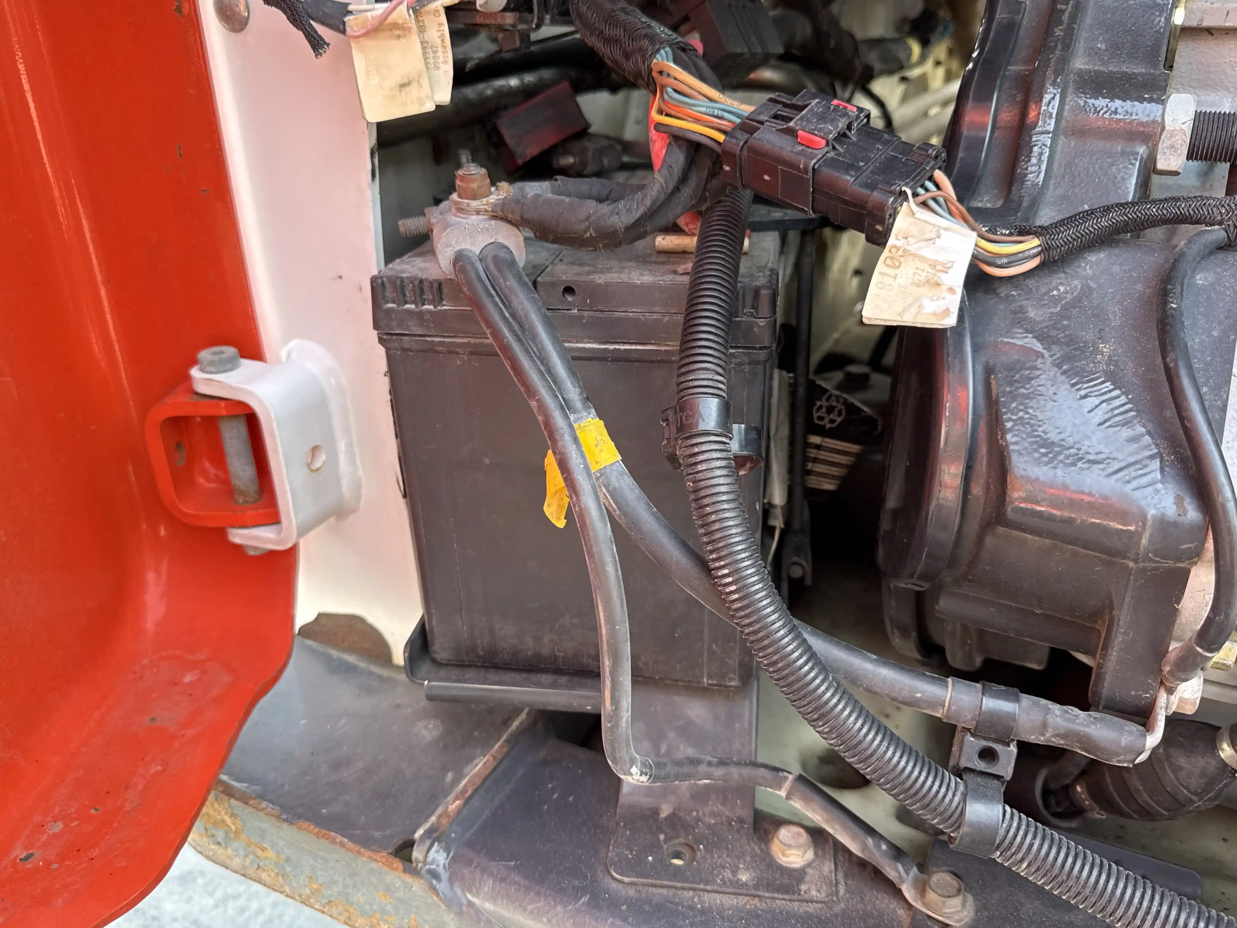 SSL-007-Bobcat-S510-skid-steer-loader-inspection-electronics-battery-2