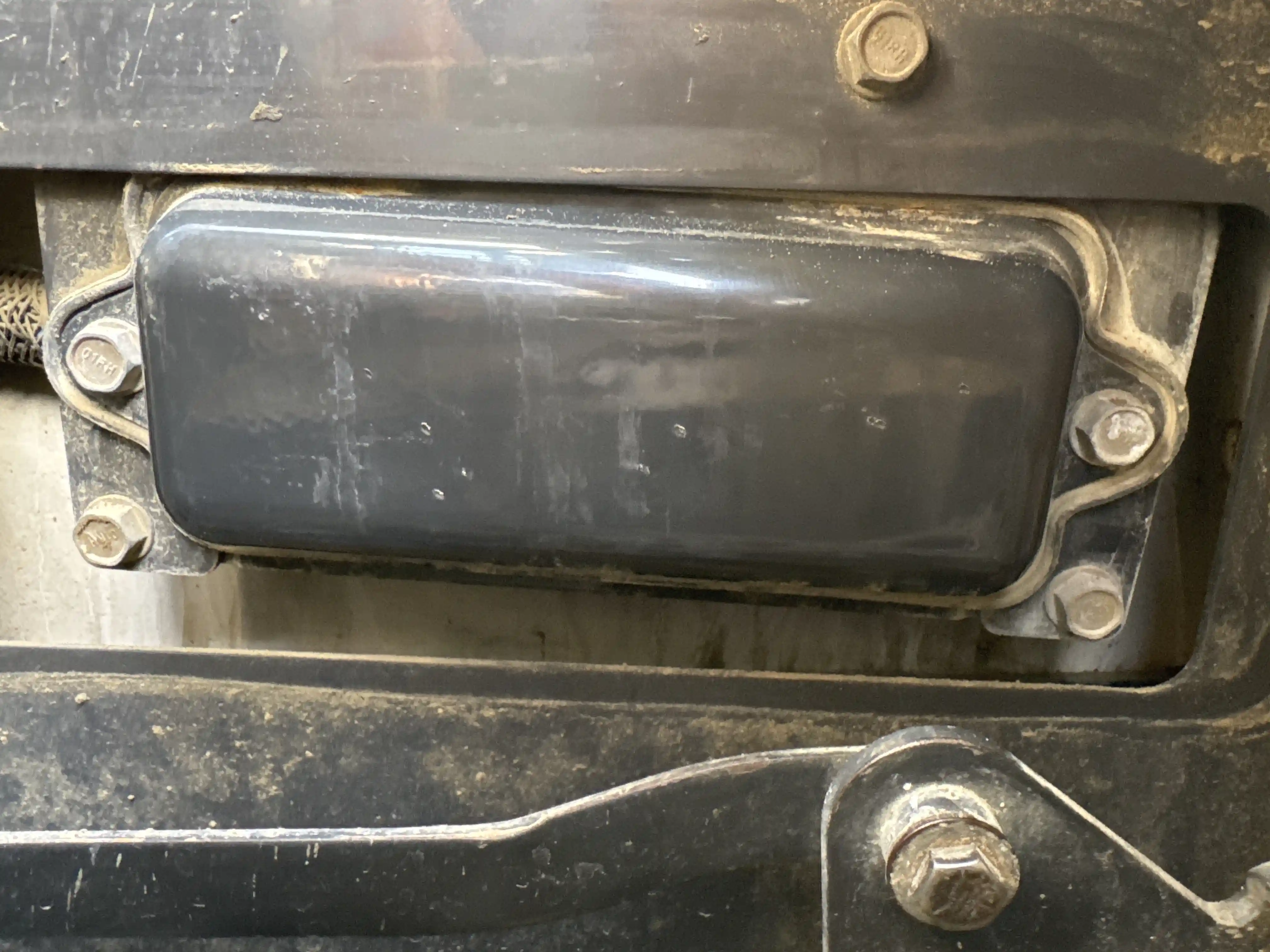 SSL-007-Bobcat-S510-skid-steer-loader-inspection-electronics-fuse-box-2